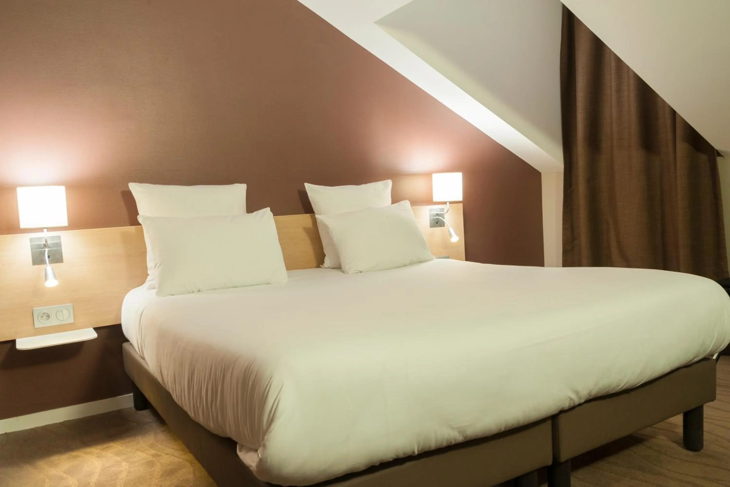 Bed in Brit Hotel Mâcon Centre Gare