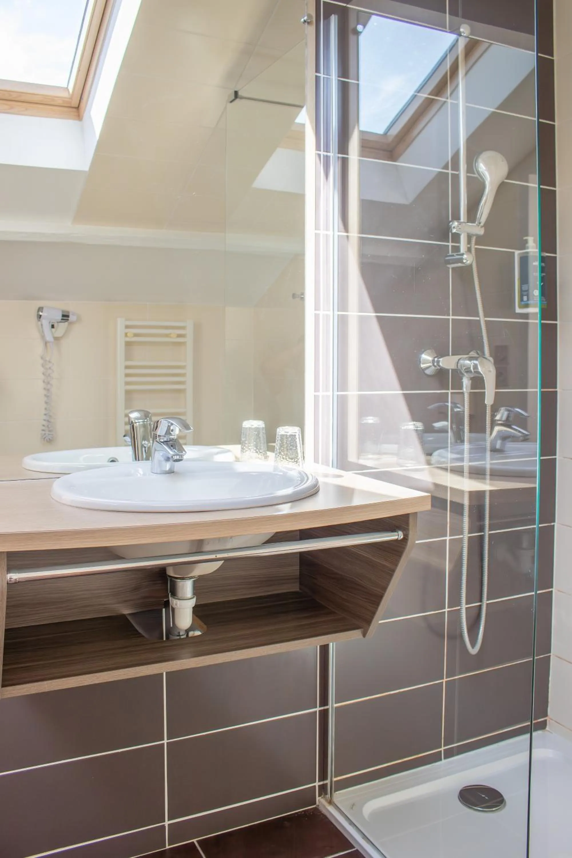 Bathroom in Brit Hotel Mâcon Centre Gare