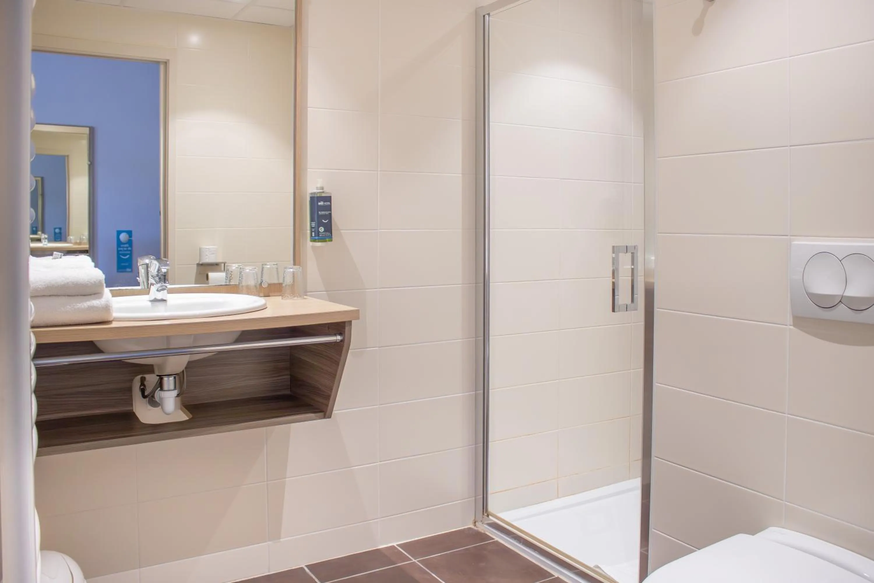 Bathroom in Brit Hotel Mâcon Centre Gare