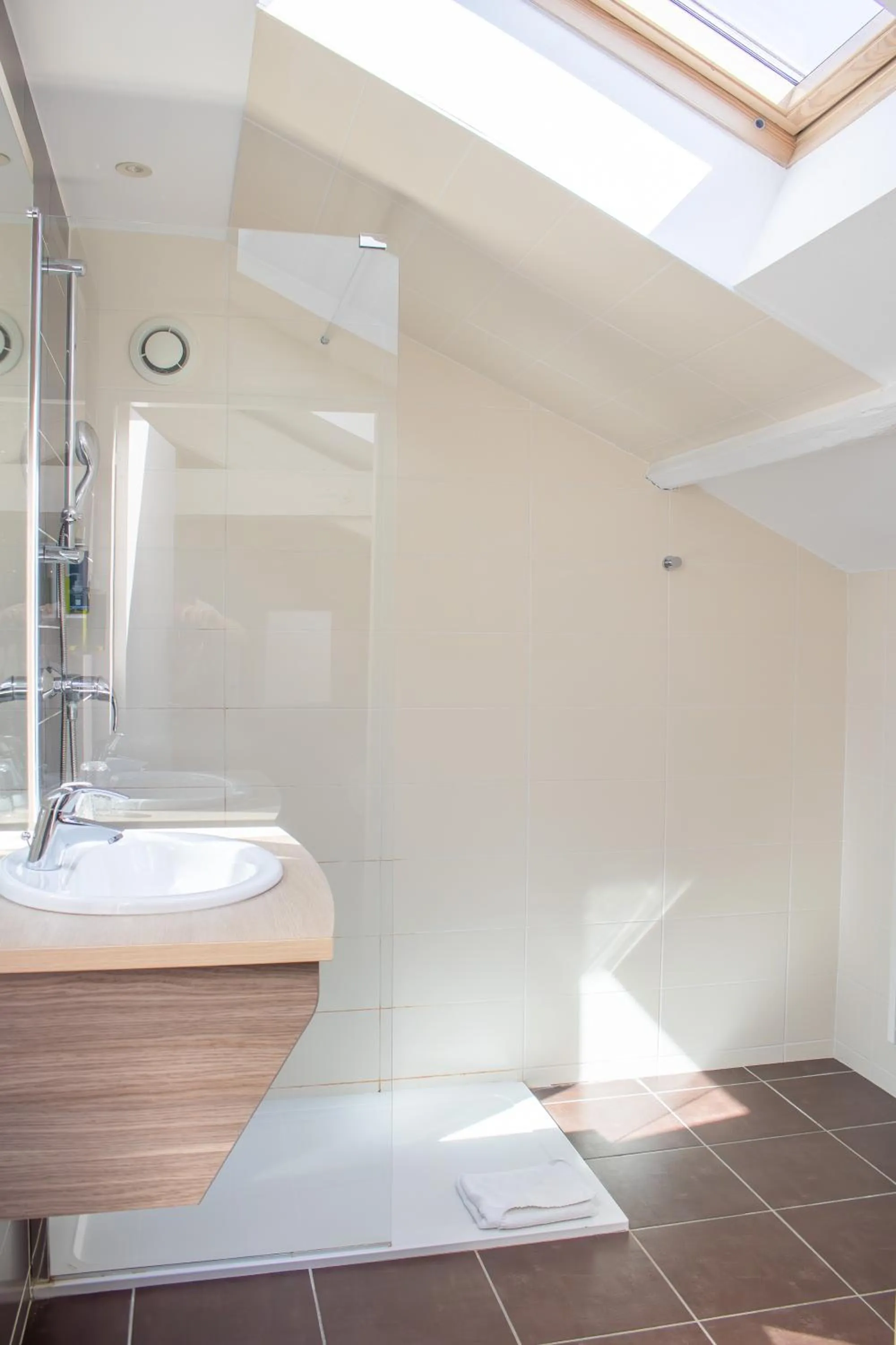 Bathroom in Brit Hotel Mâcon Centre Gare