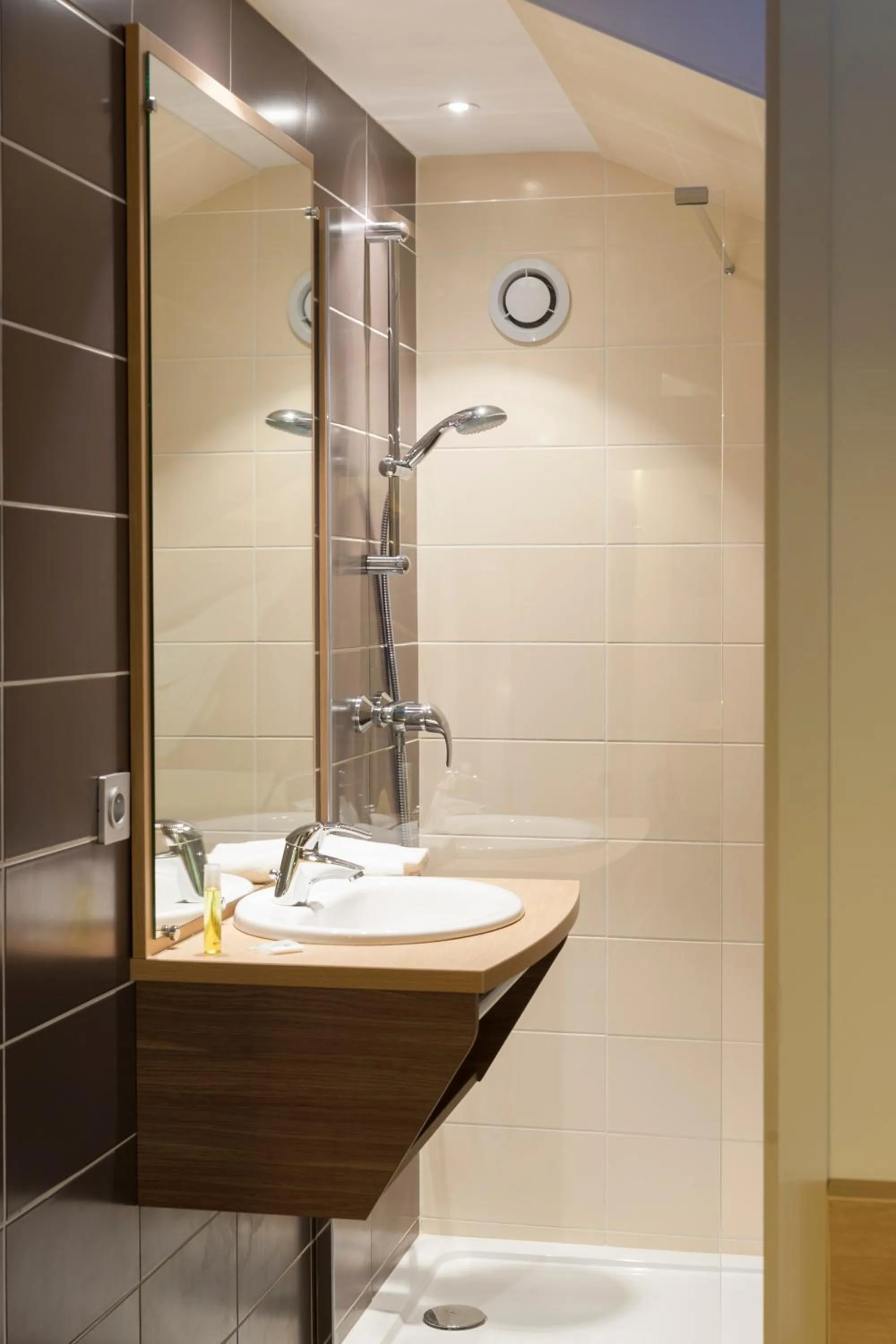 Bathroom in Brit Hotel Mâcon Centre Gare