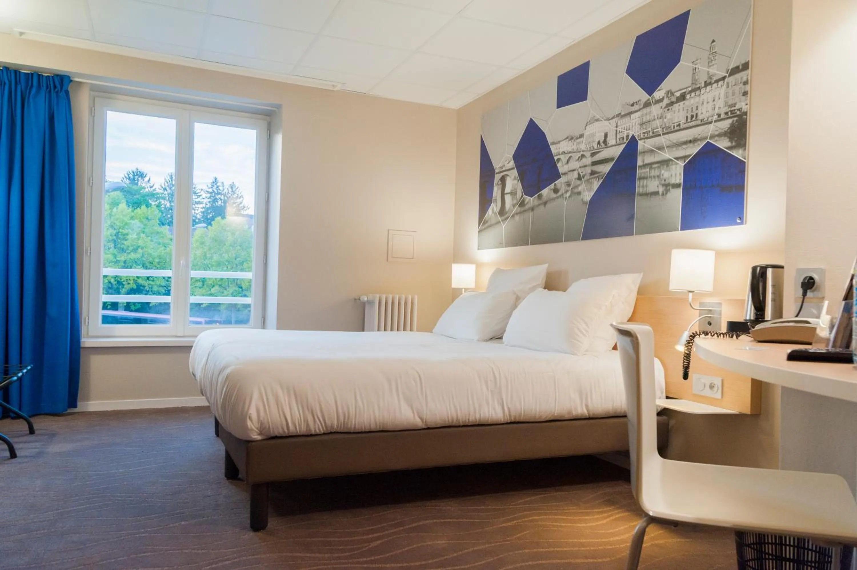 Bed in Brit Hotel Mâcon Centre Gare