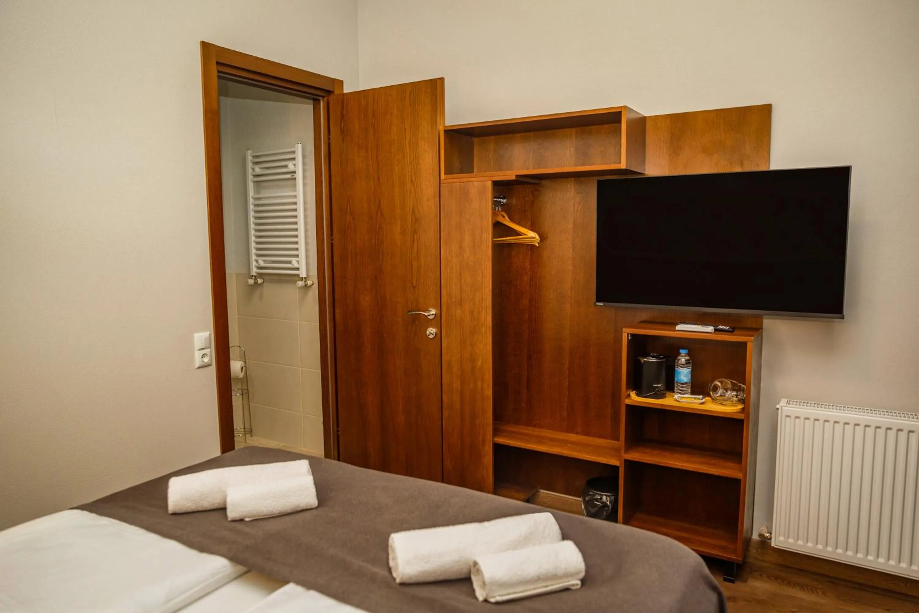 Photo of the whole room, Bed in Tea for Two Hotel