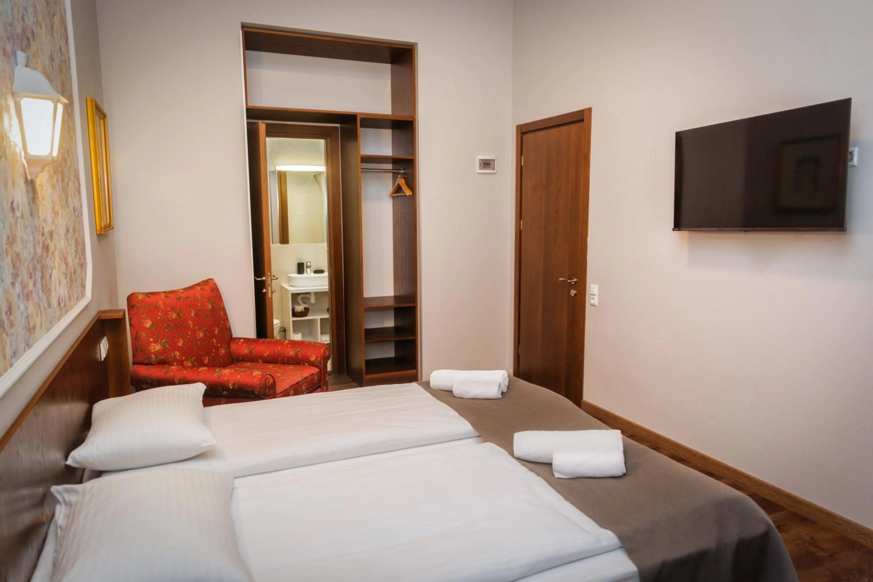 Photo of the whole room, Bed in Tea for Two Hotel