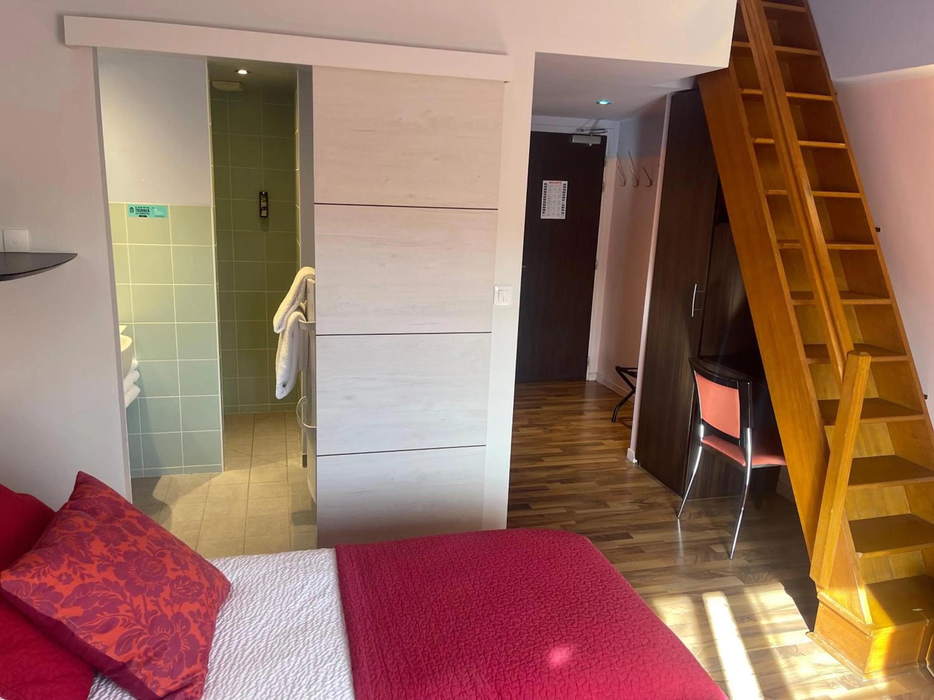 Photo of the whole room in Logis Hôtels Le Saint Georges