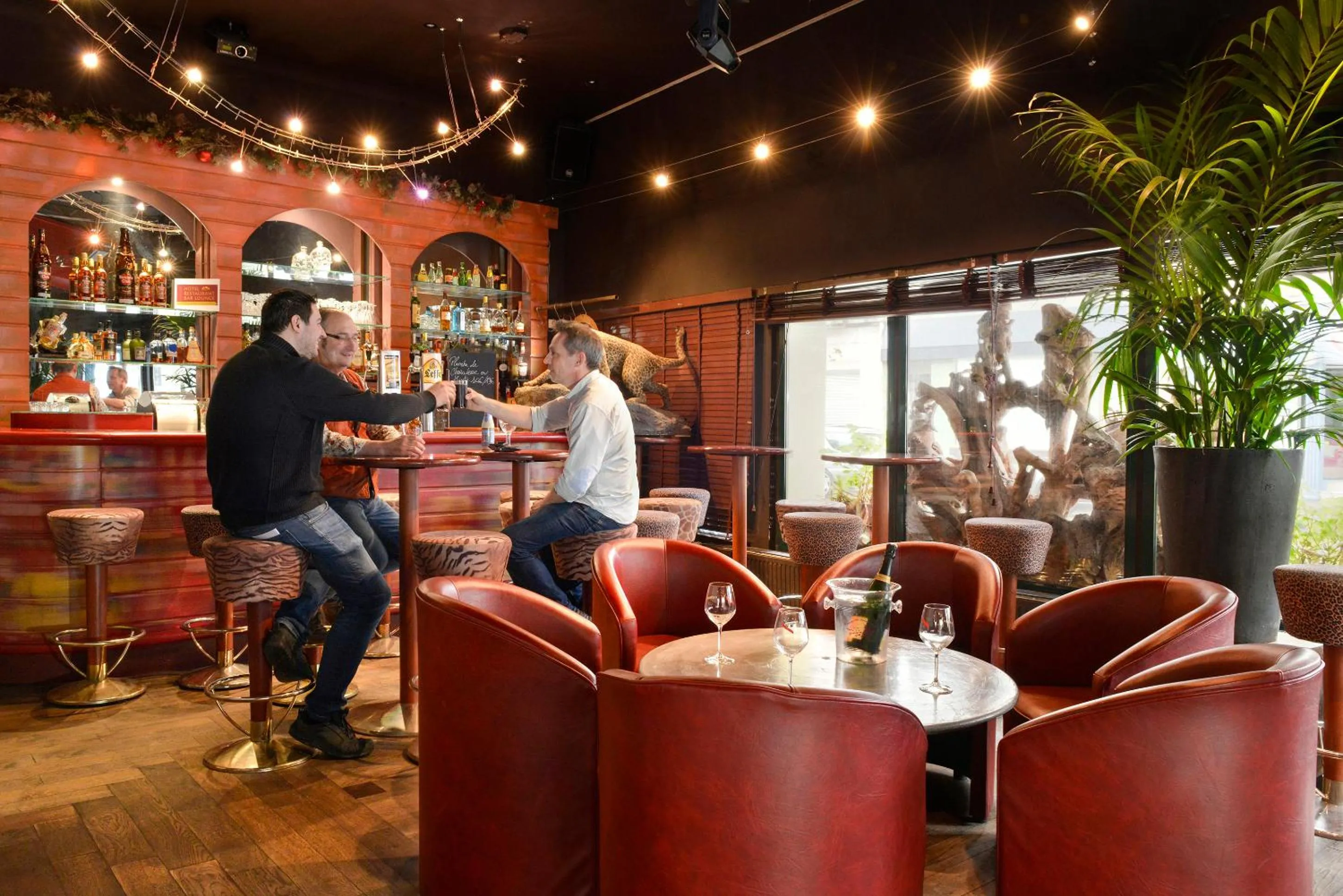 Lounge or bar in Logis Hôtels Le Saint Georges