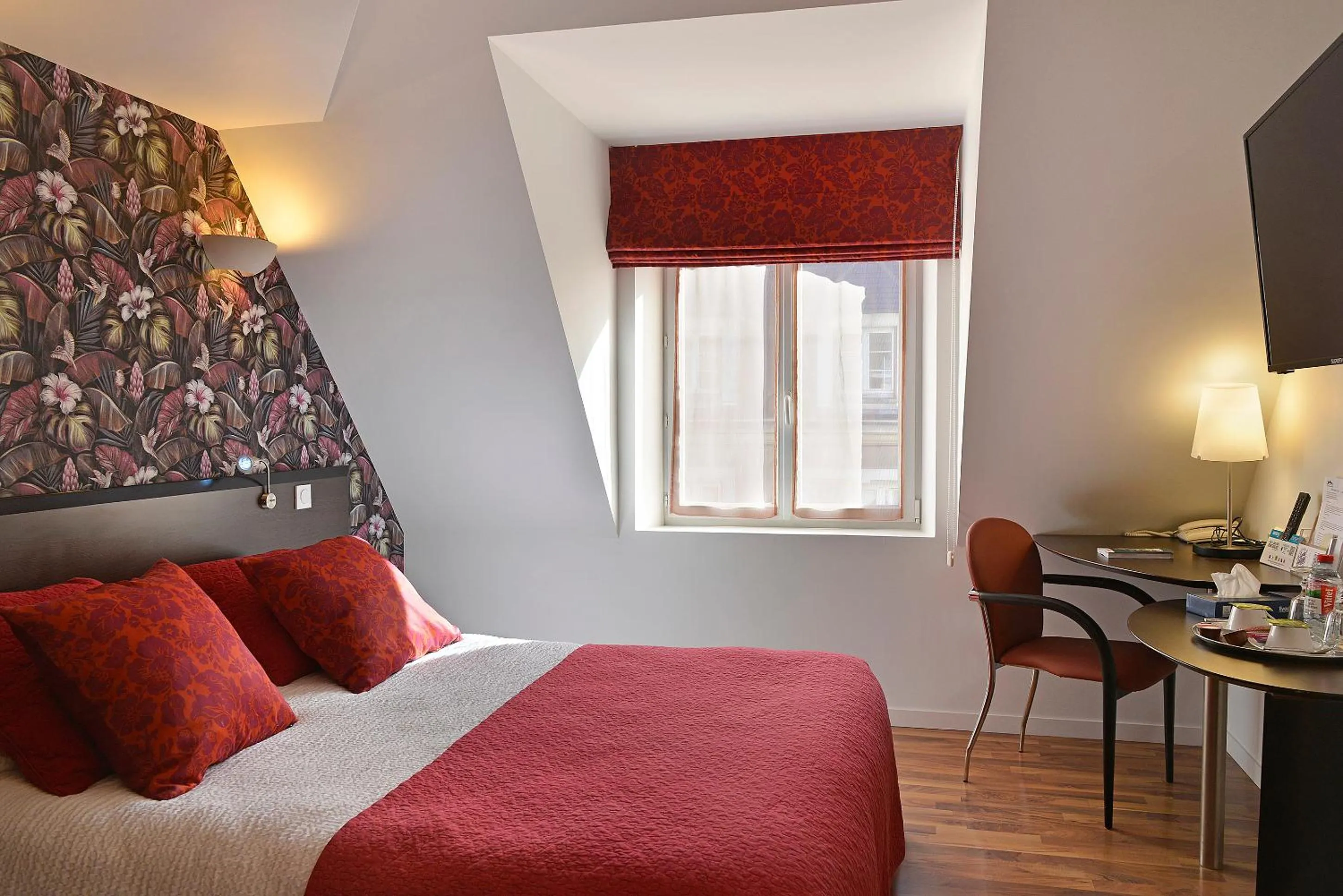 Bedroom, Bed in Logis Hôtels Le Saint Georges