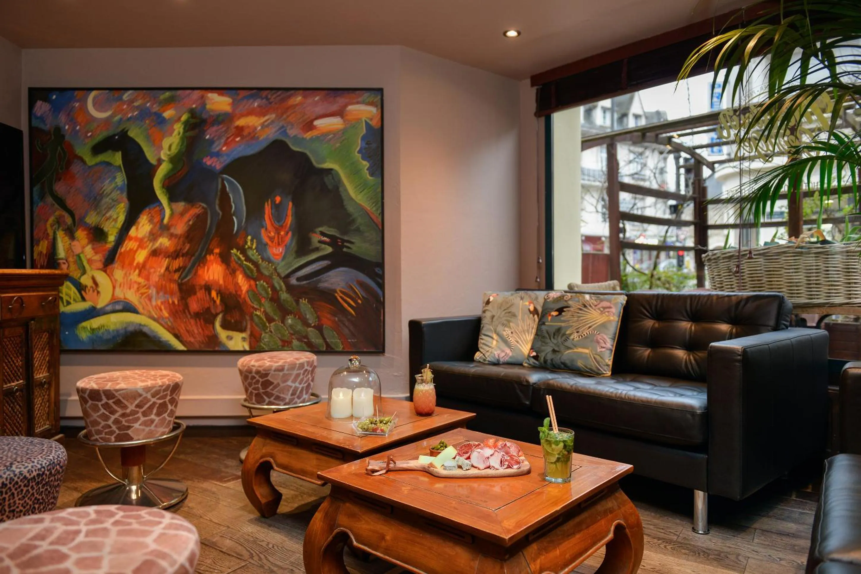 Lounge or bar in Logis Hôtels Le Saint Georges