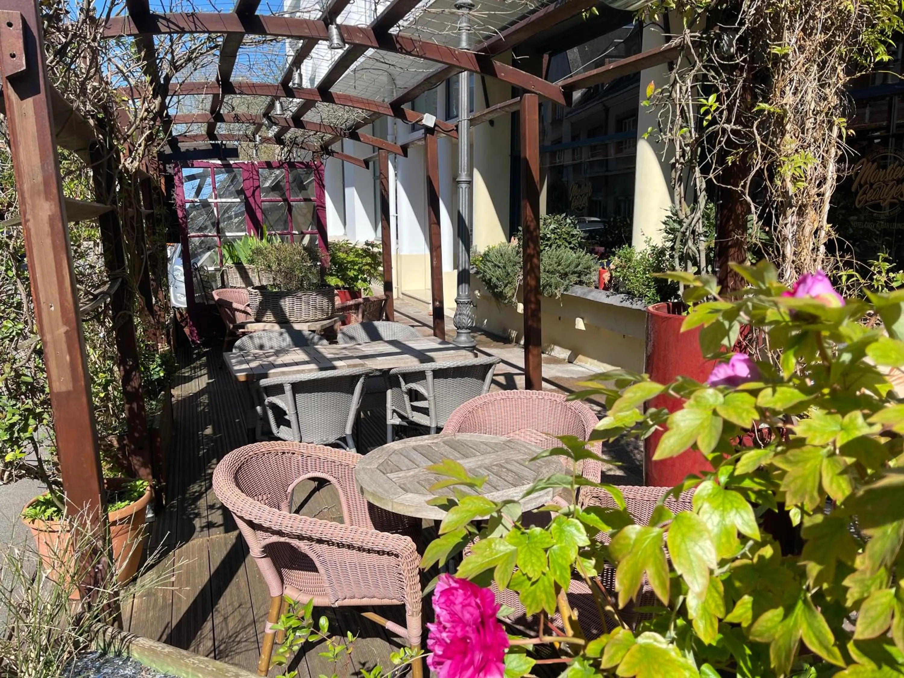 Balcony/Terrace in Logis Hôtels Le Saint Georges