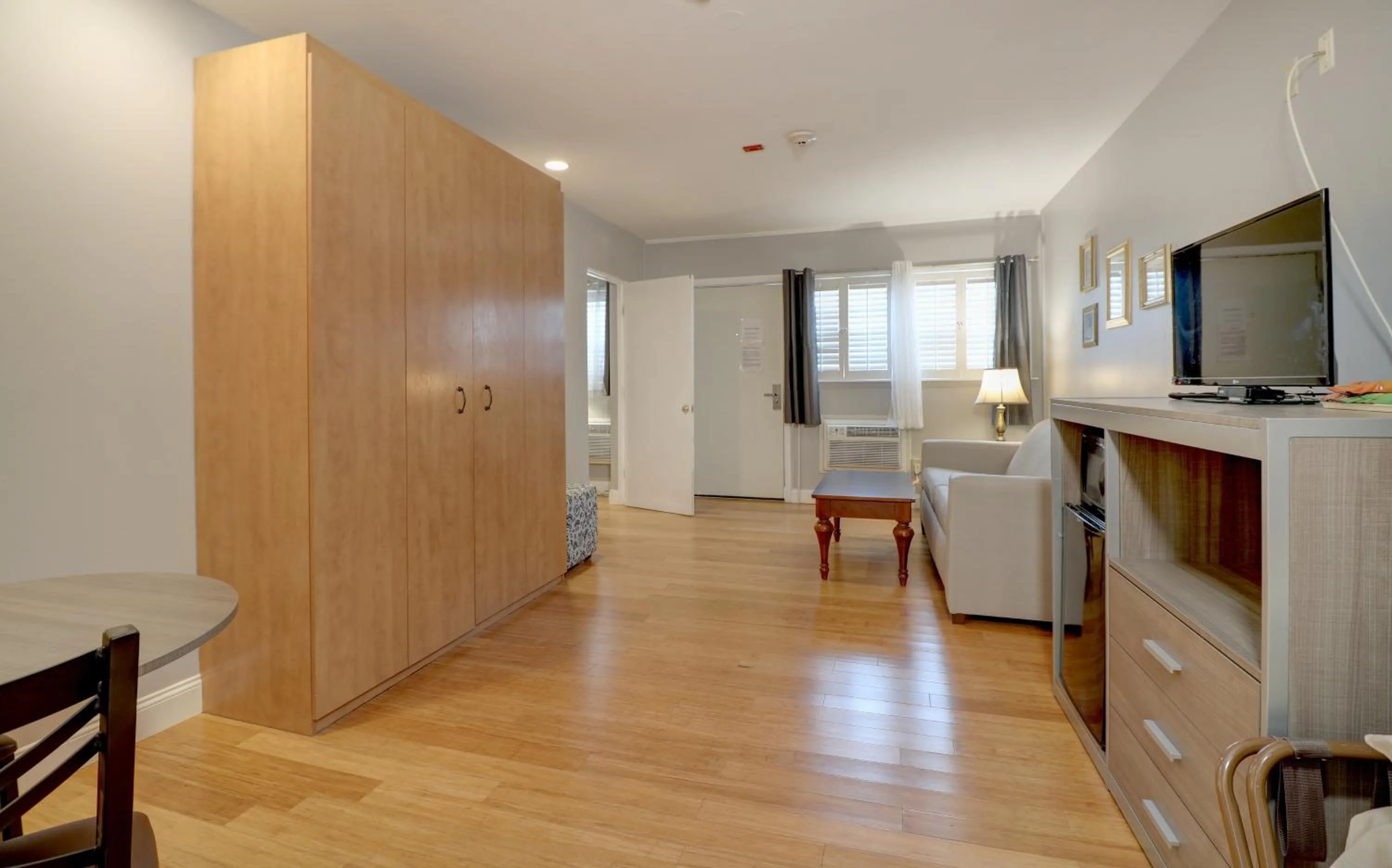 TV and multimedia in Hamilton Village Inn