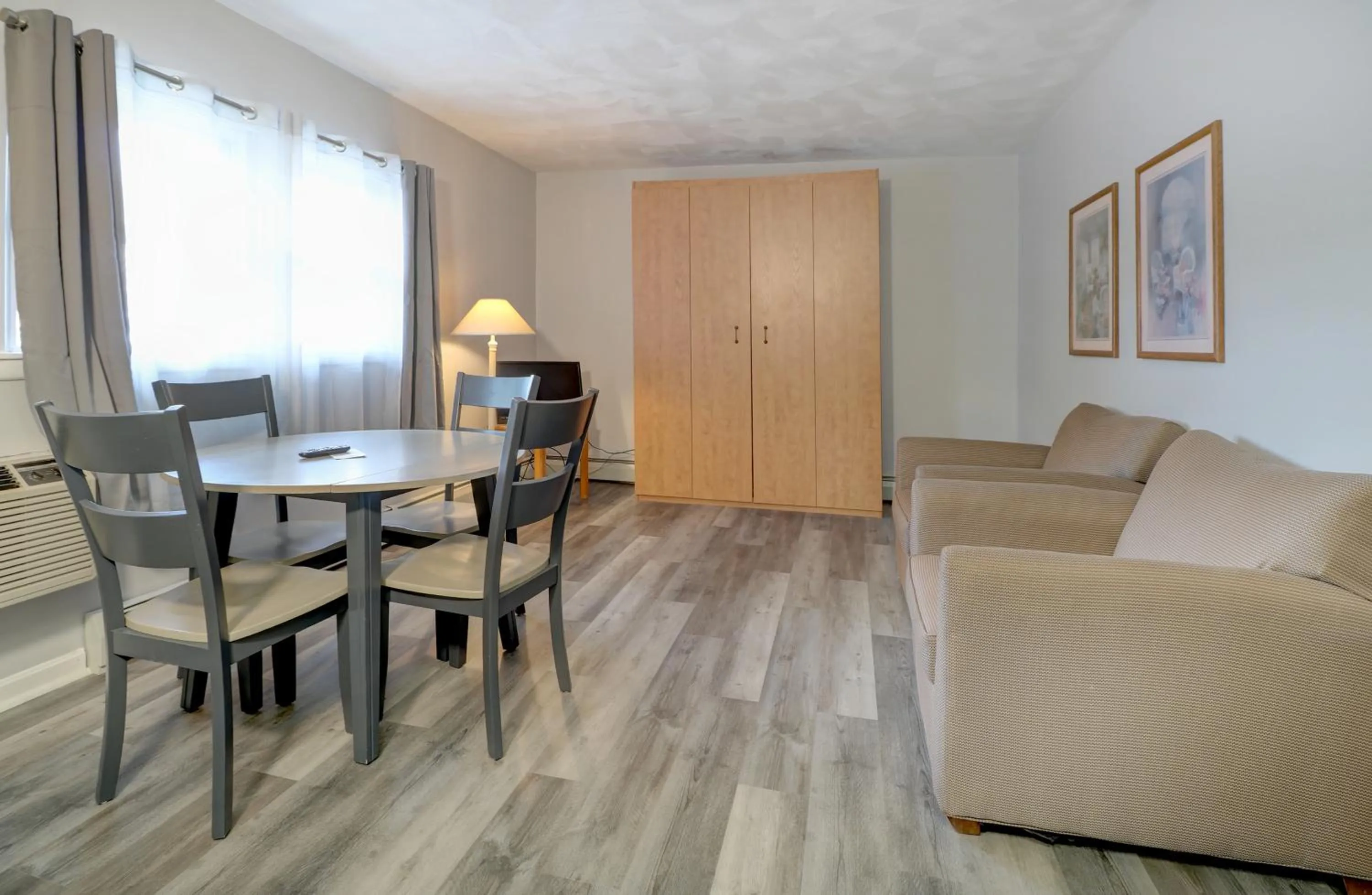 Living room in Hamilton Village Inn