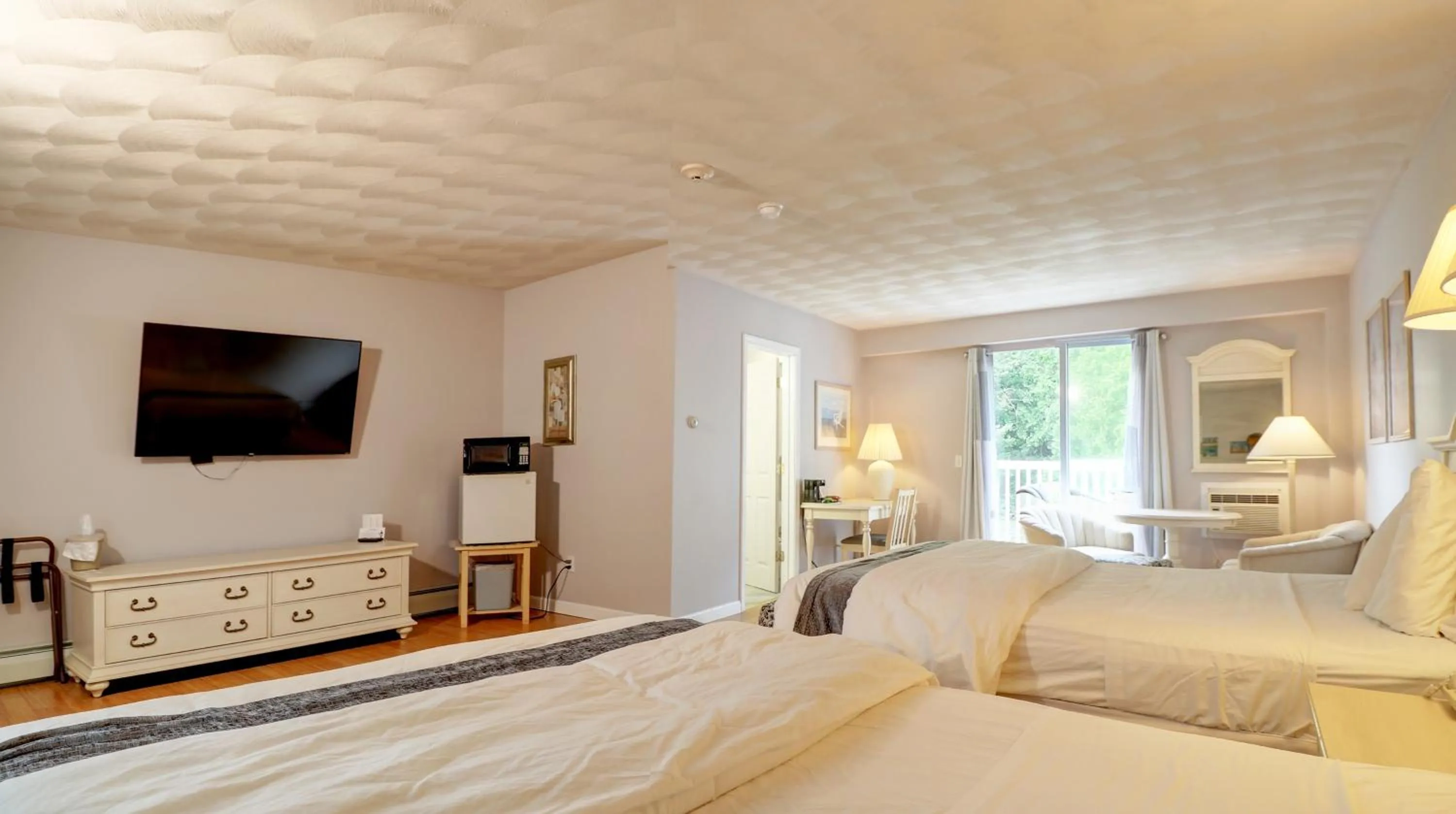 TV and multimedia, Bed in Hamilton Village Inn