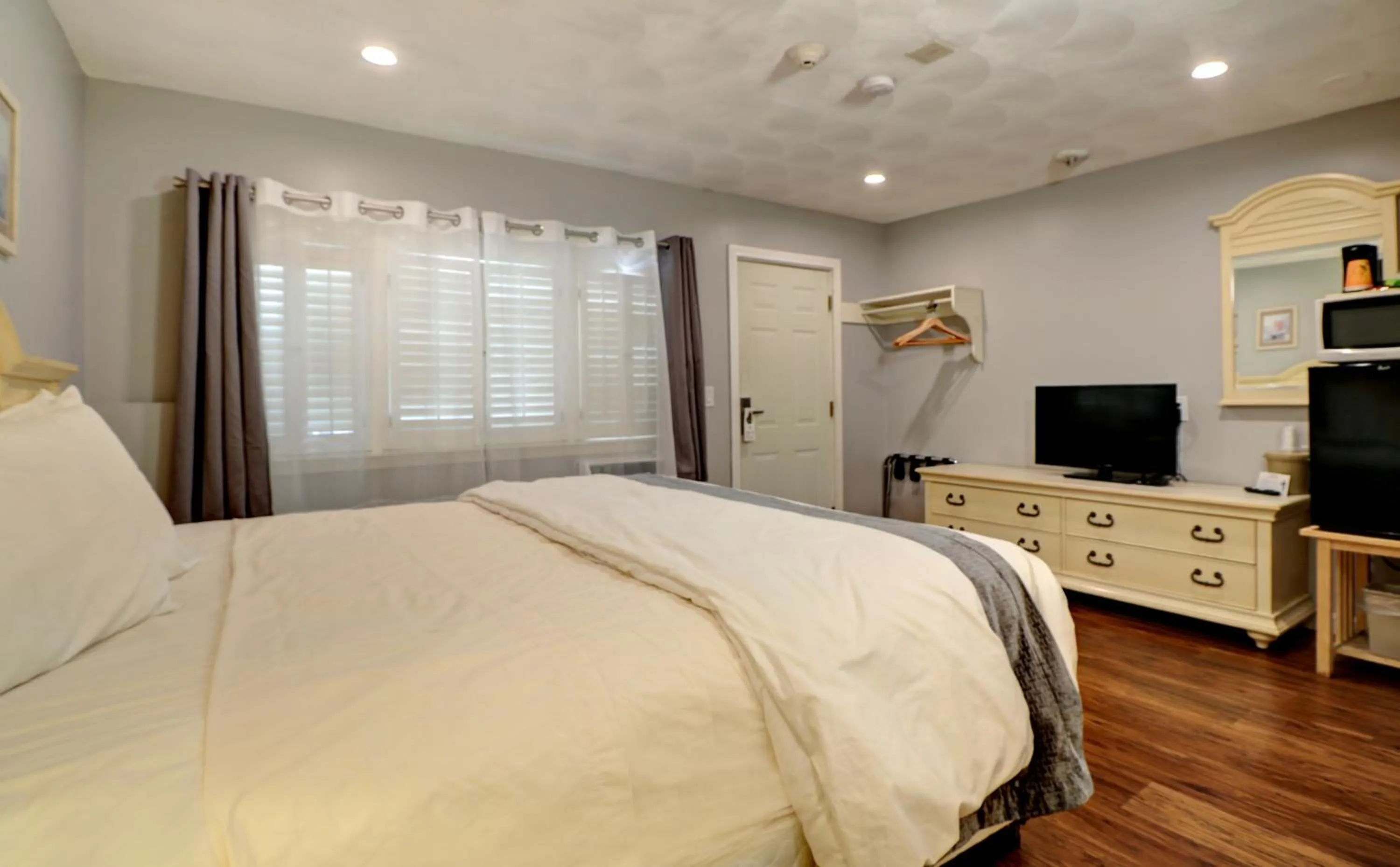 Photo of the whole room, Bed in Hamilton Village Inn