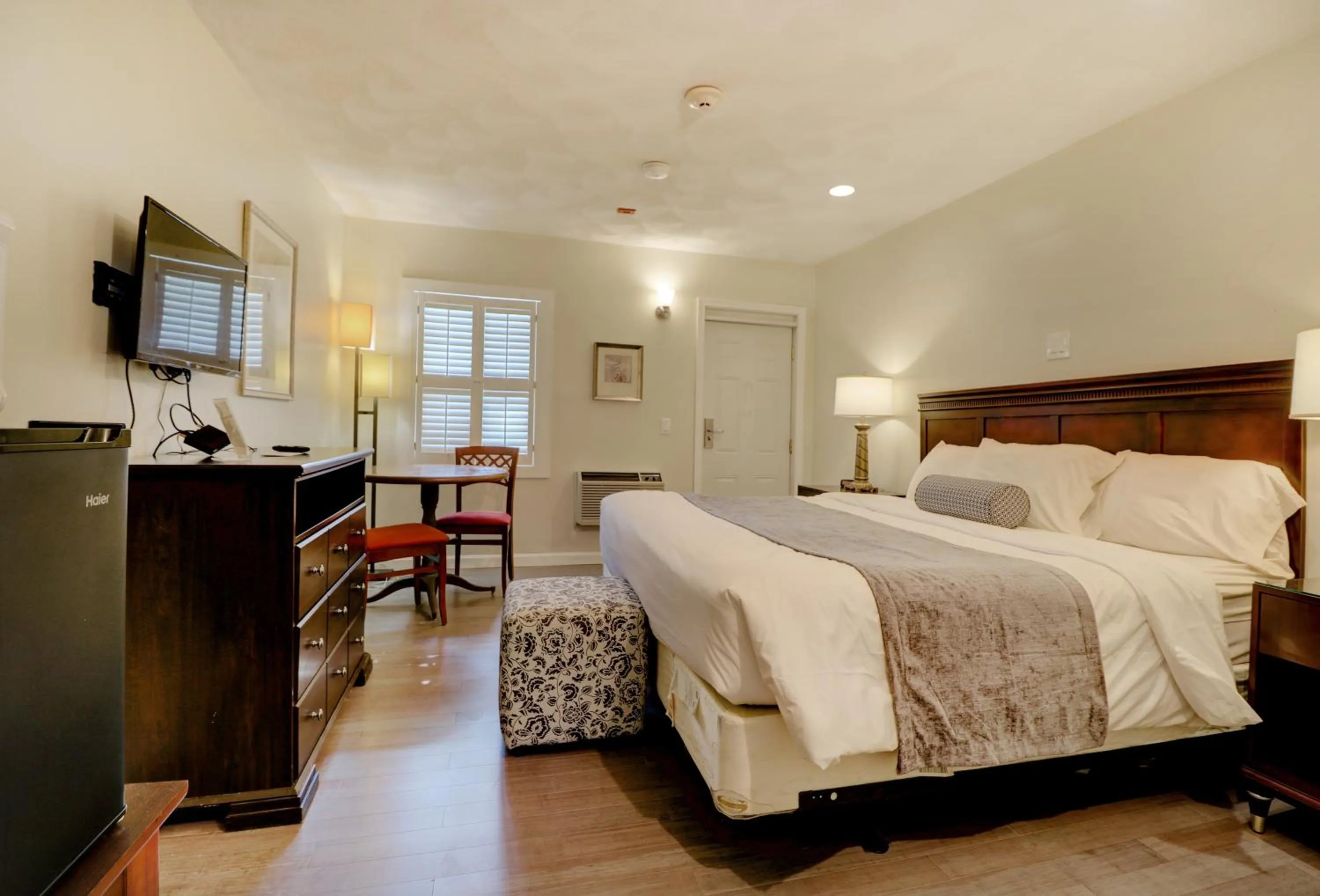 Photo of the whole room, Bed in Hamilton Village Inn