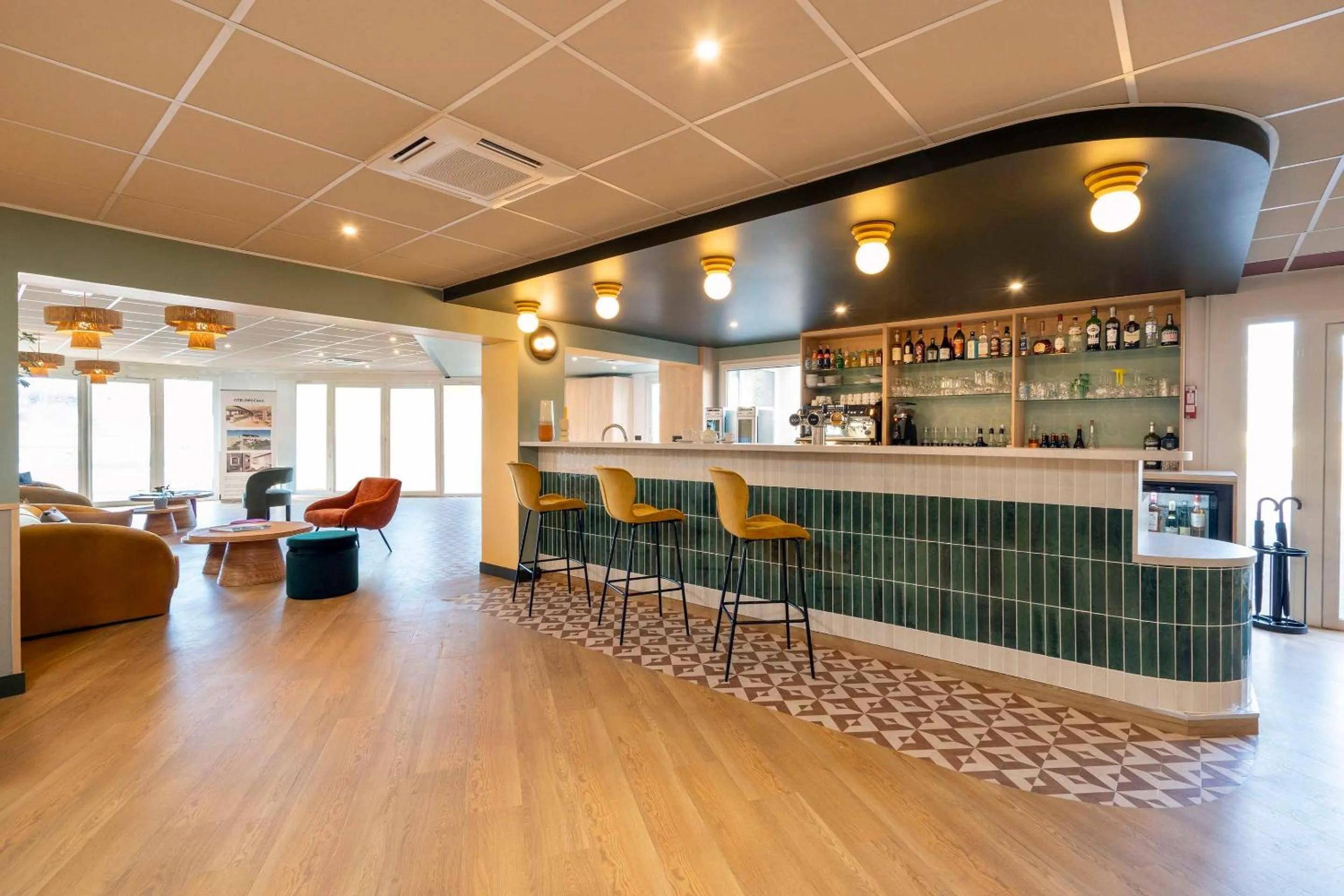 Lounge or bar in Sure Hotel by Best Western Caen Memorial