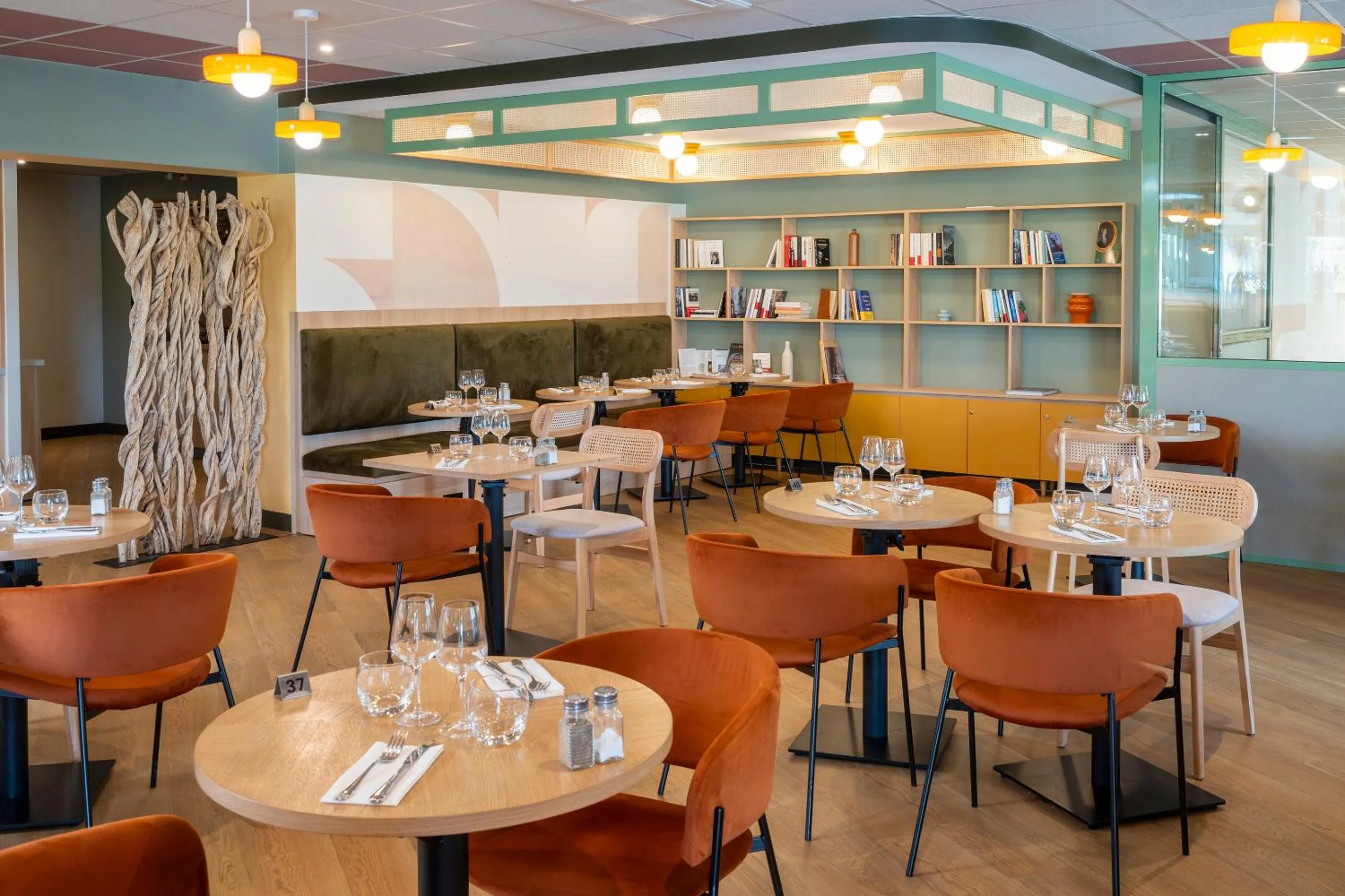 Restaurant/places to eat in Sure Hotel by Best Western Caen Memorial