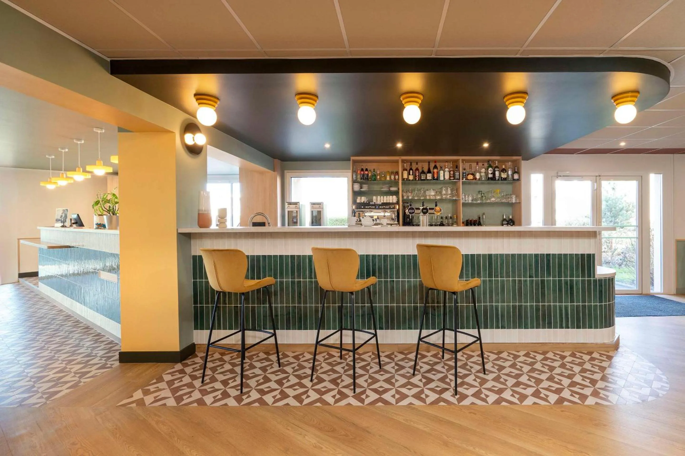Lounge or bar in Sure Hotel by Best Western Caen Memorial