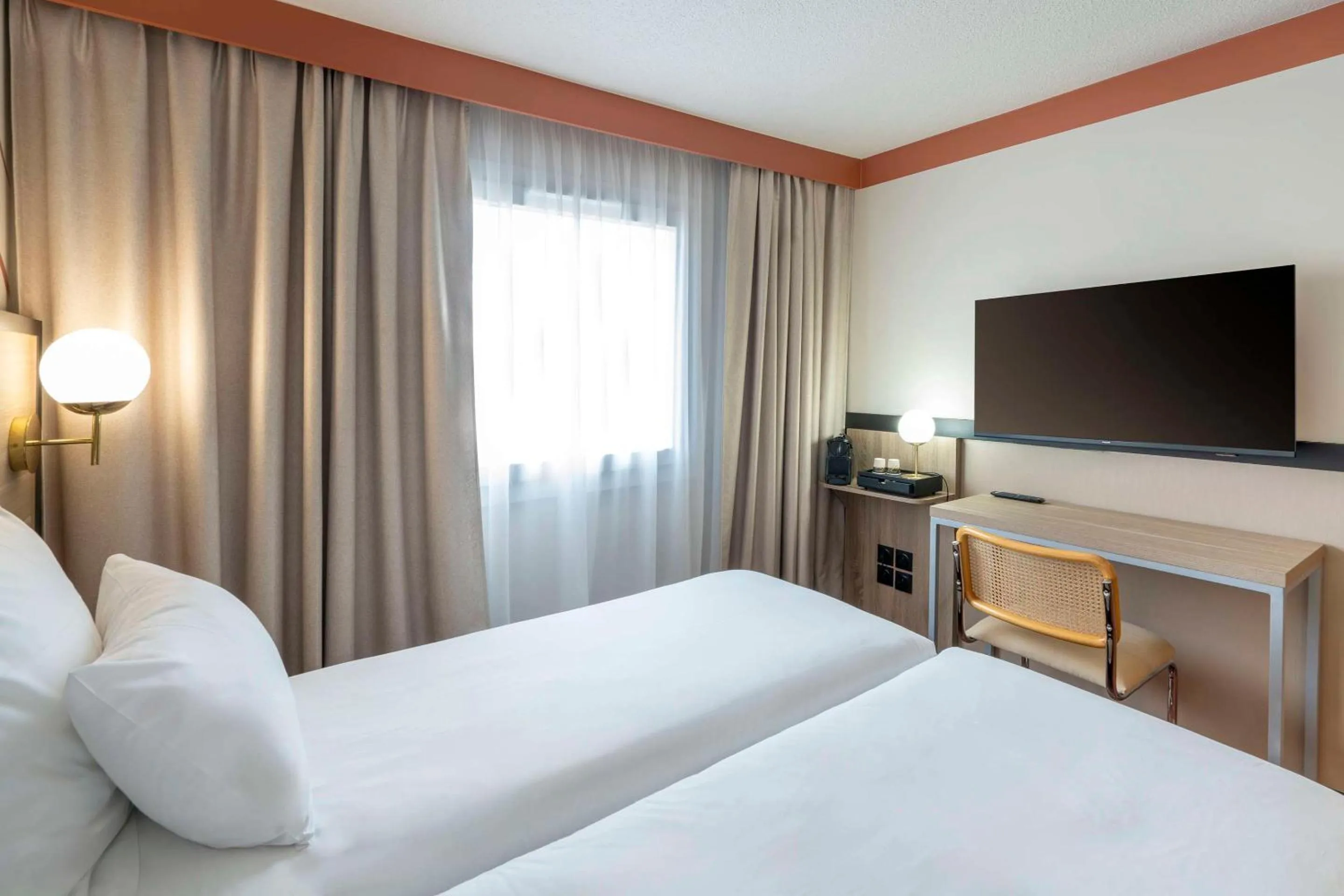 Bedroom, Bed in Sure Hotel by Best Western Caen Memorial