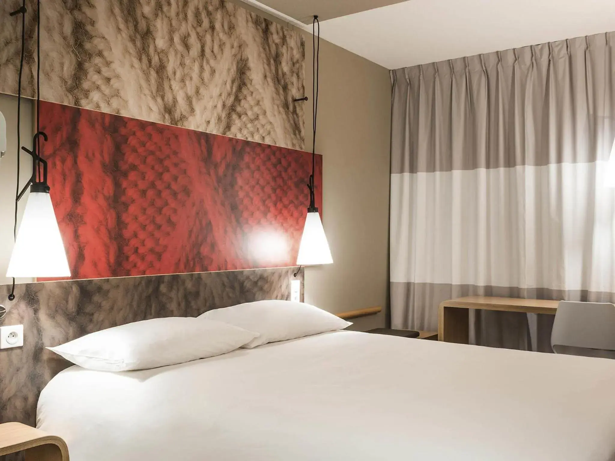 Superior Double Room with Double Bed and Sofa Bed in ibis Bordeaux Centre Gare Saint Jean Euratlantique Superior Double Room with Double Bed and Sofa Bed in ibis Bordeaux Centre Gare Saint Jean Euratlantique