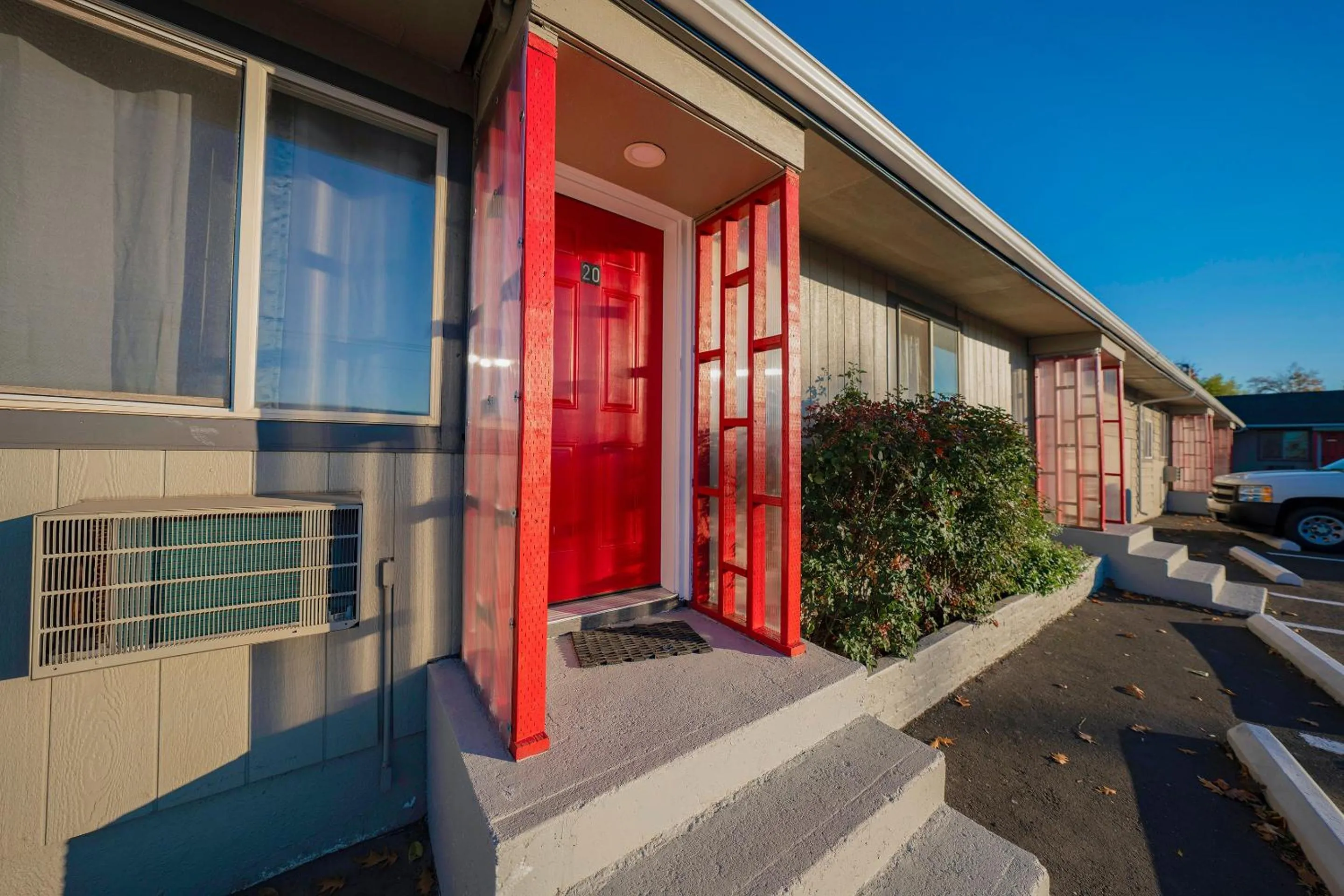 Facade/entrance in OYO Hotel Portland OR near Airport