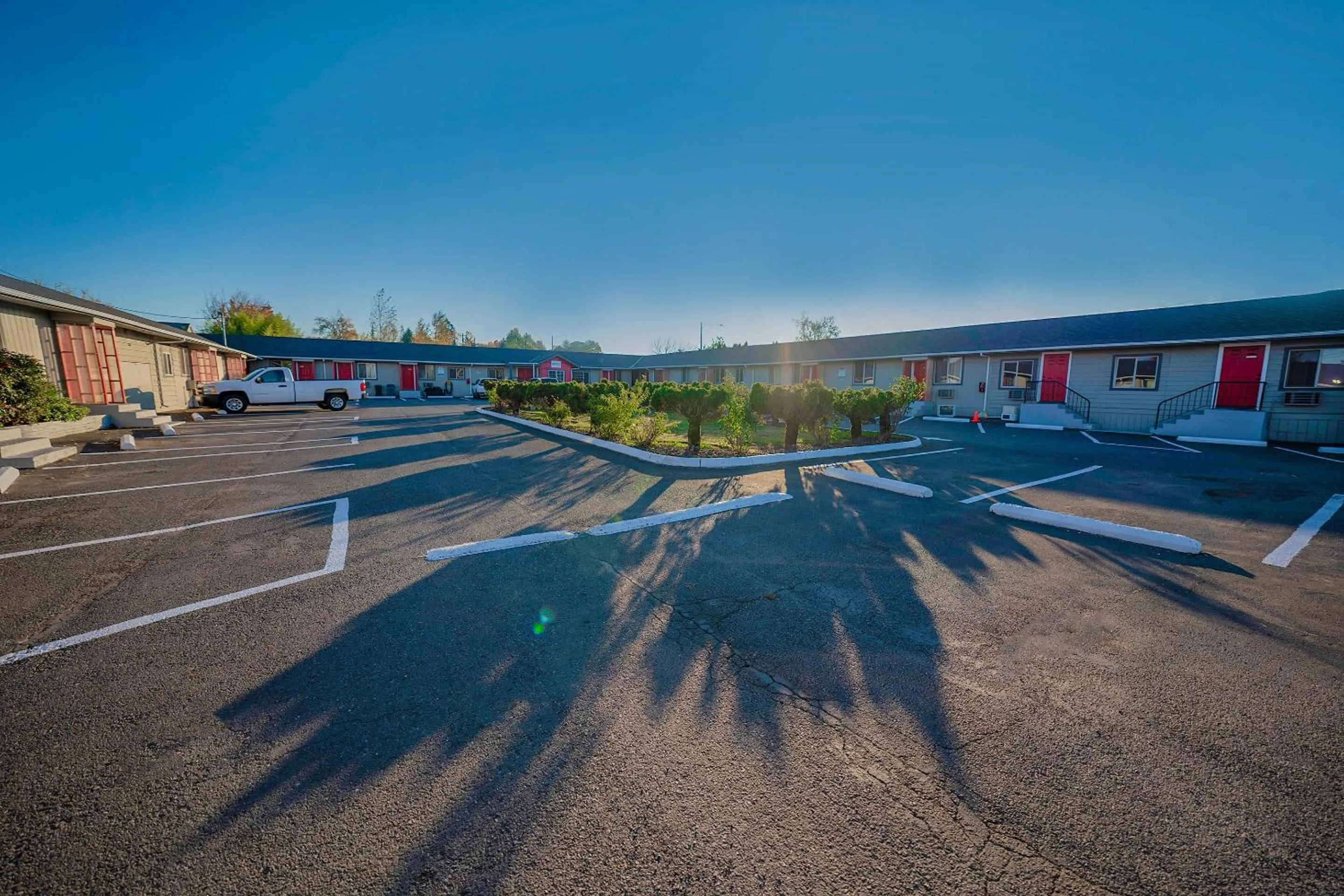 Facade/entrance in OYO Hotel Portland OR near Airport
