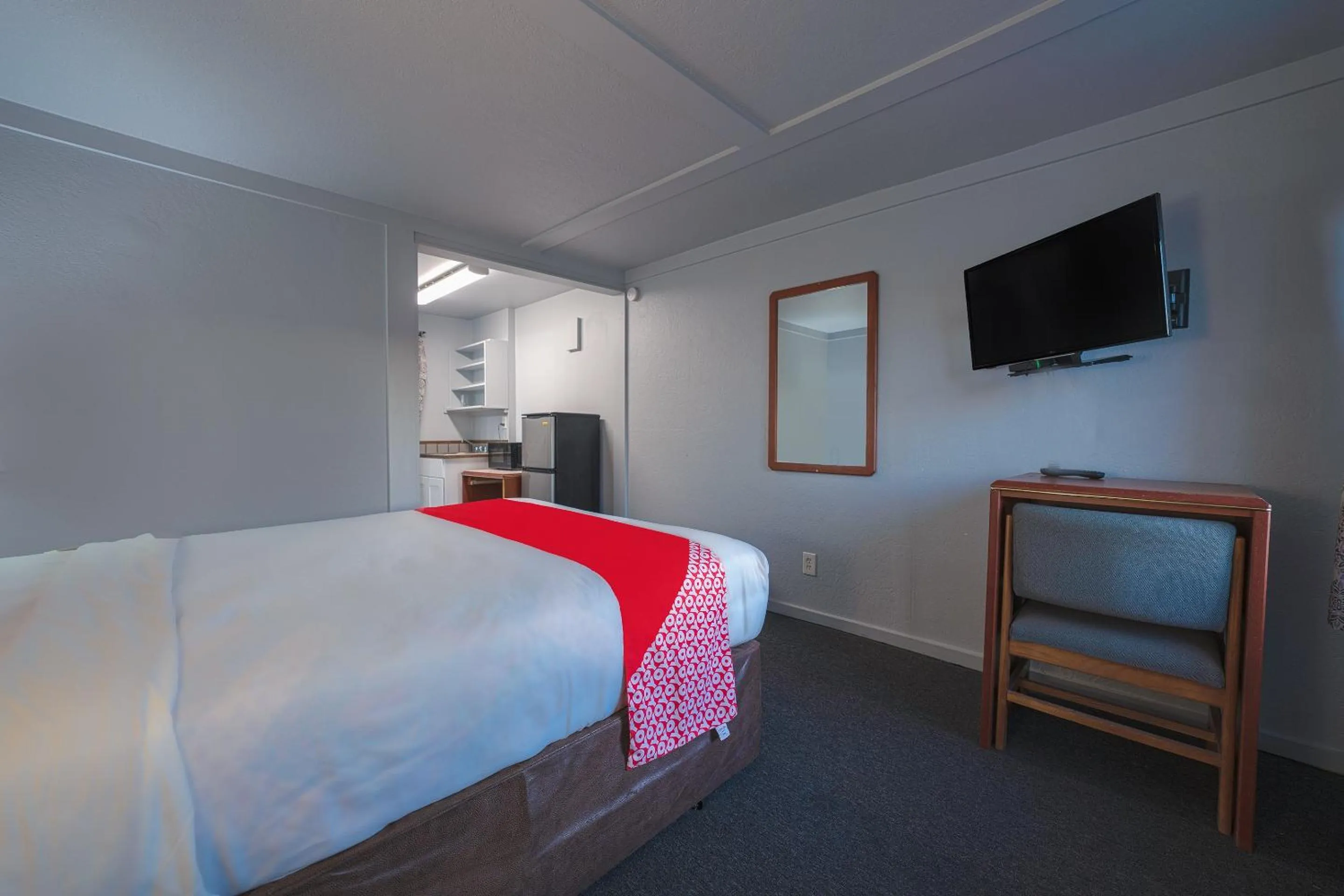 Bedroom, Bed in OYO Hotel Portland OR near Airport