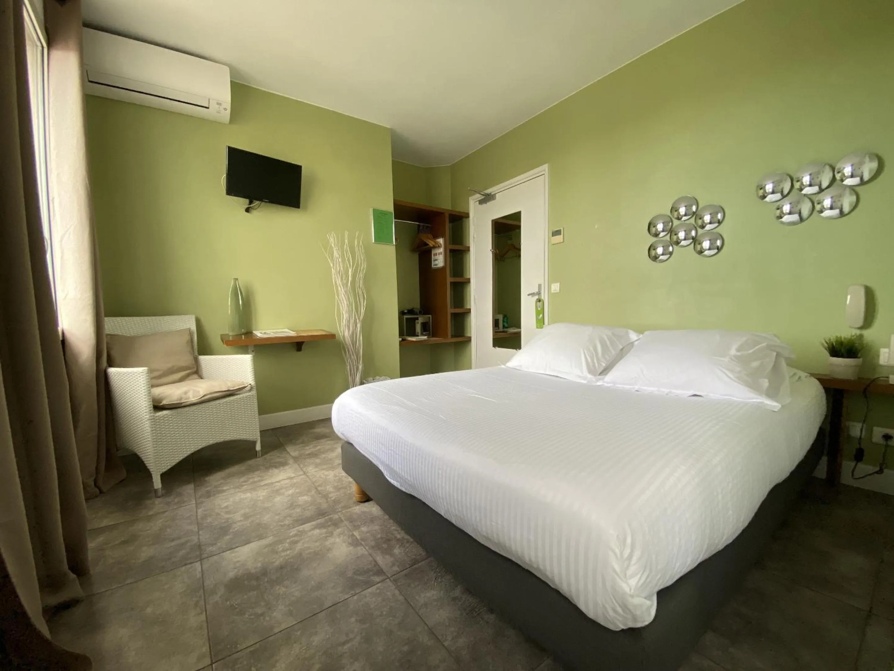 Bedroom, Bed in Hôtel La Rotonde