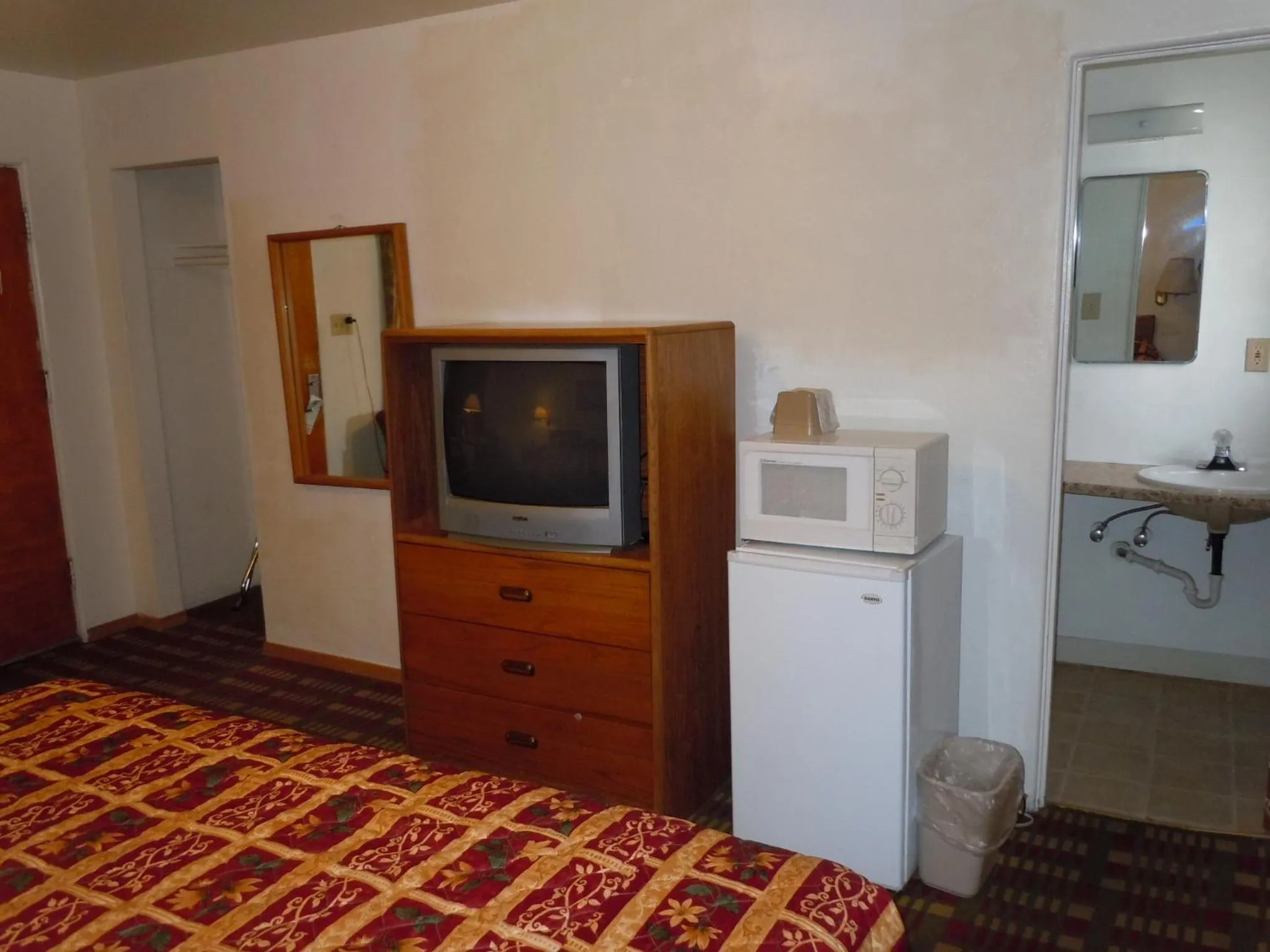 Coffee/tea facilities, Bed in Value Inn