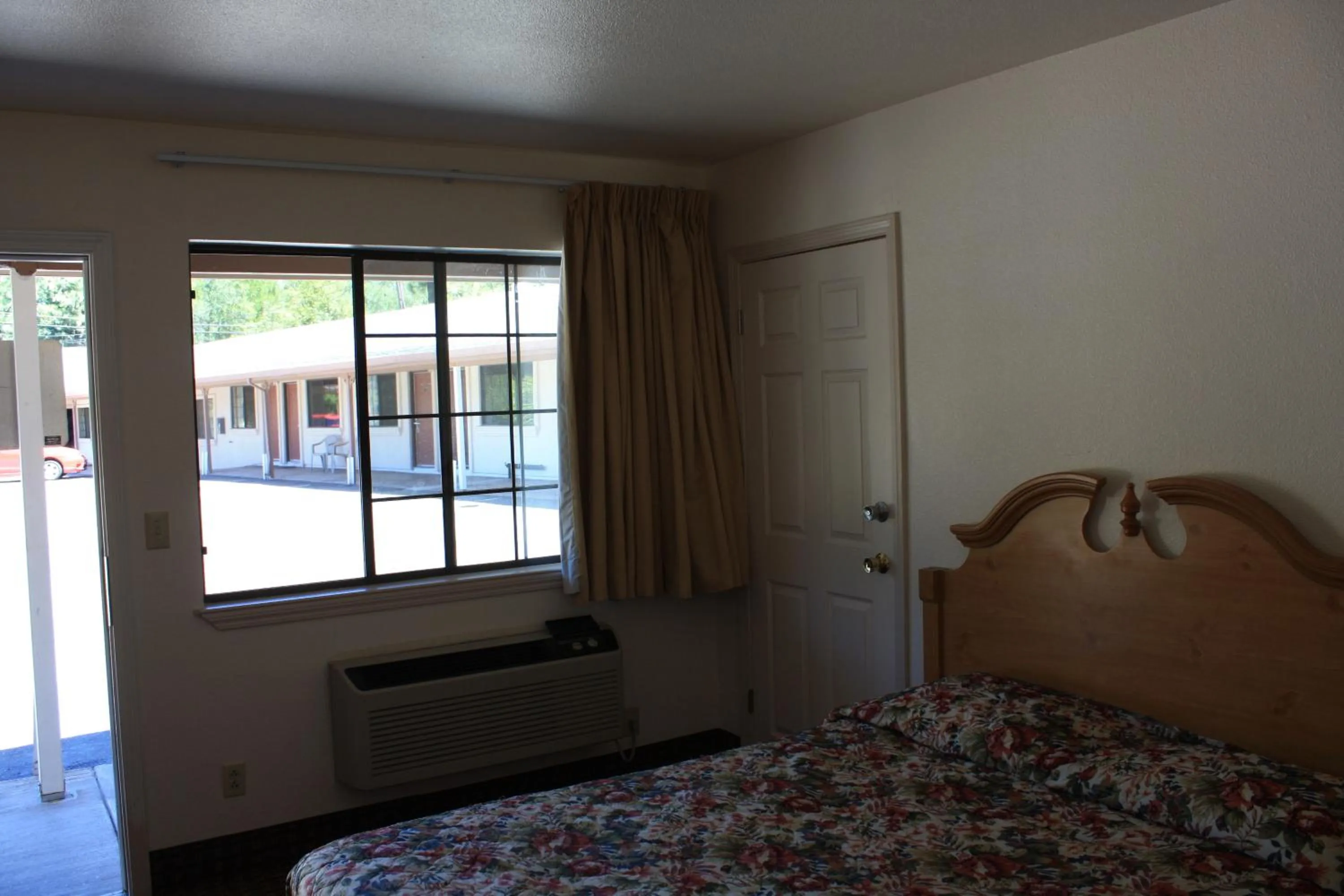 Day, Bed in Mother Lode Motel