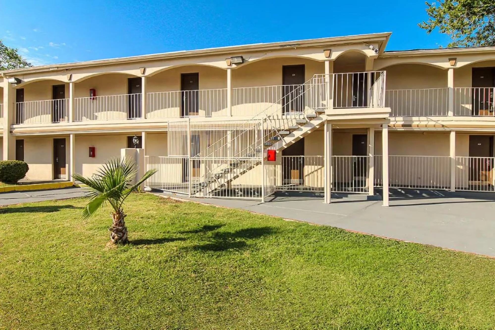 Property building in Days Inn by Wyndham Market Center Dallas Love Field