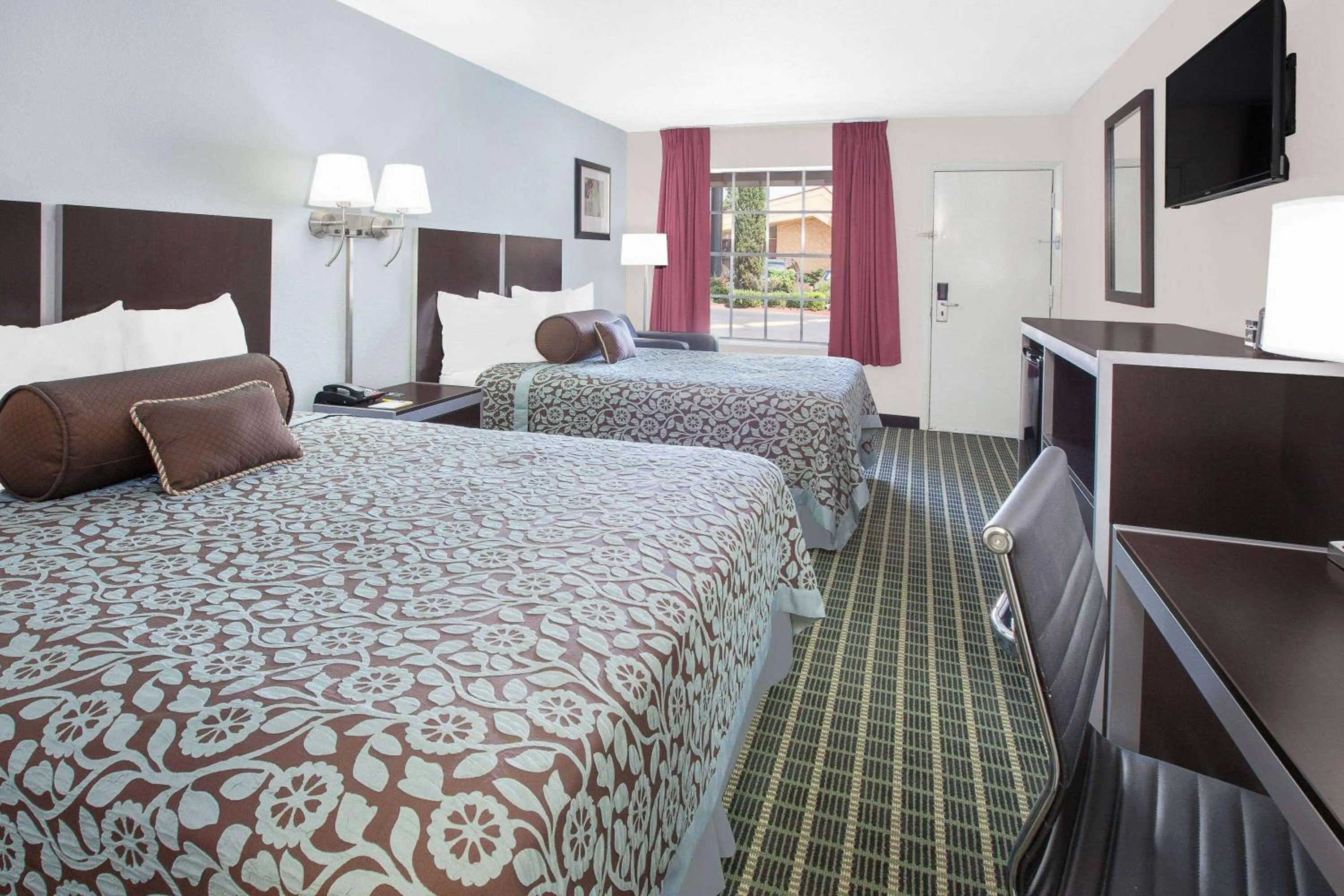 Photo of the whole room, Bed in Days Inn by Wyndham Market Center Dallas Love Field