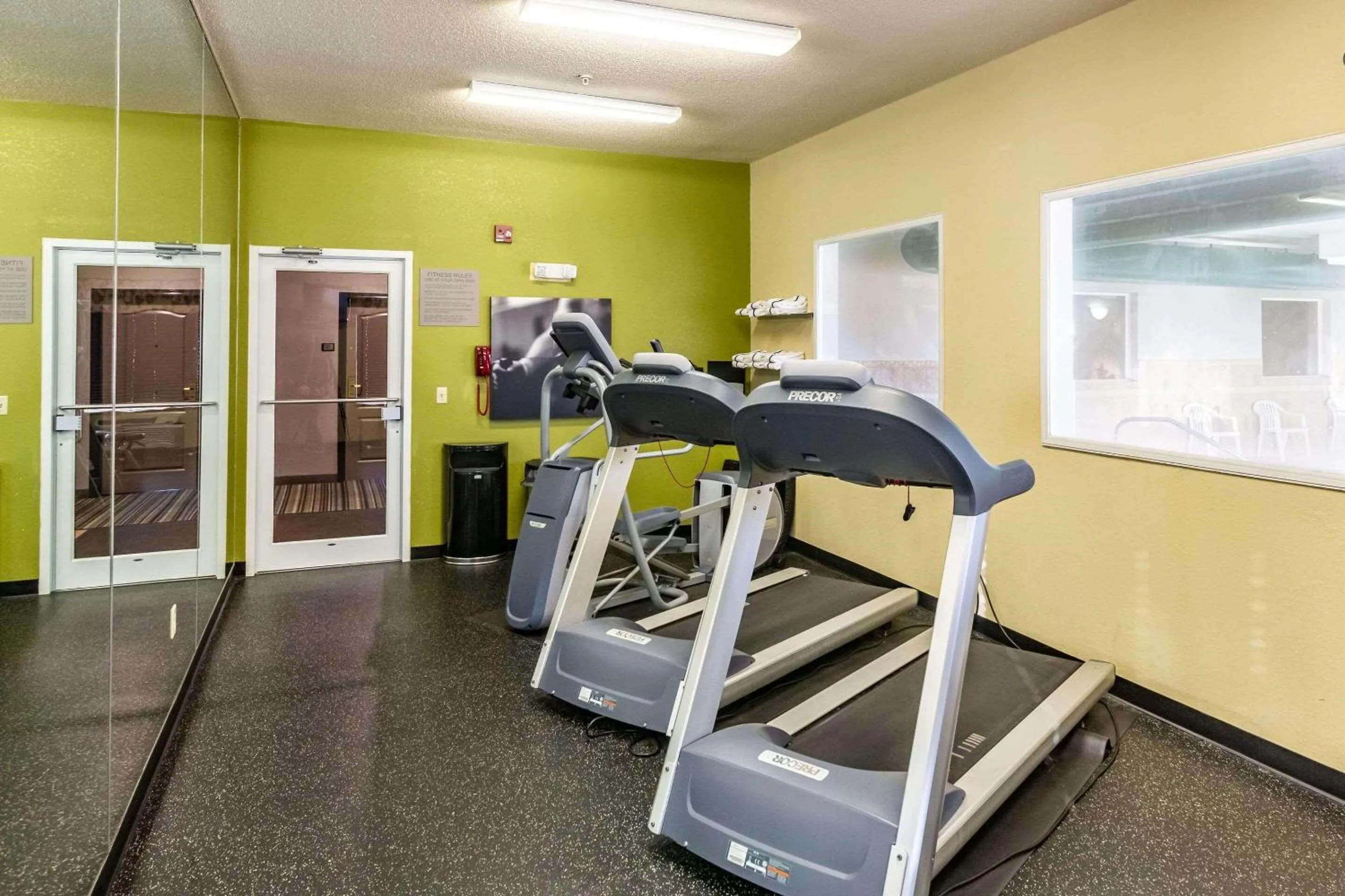 Fitness centre/facilities in Country Inn & Suites by Radisson, El Dorado, AR