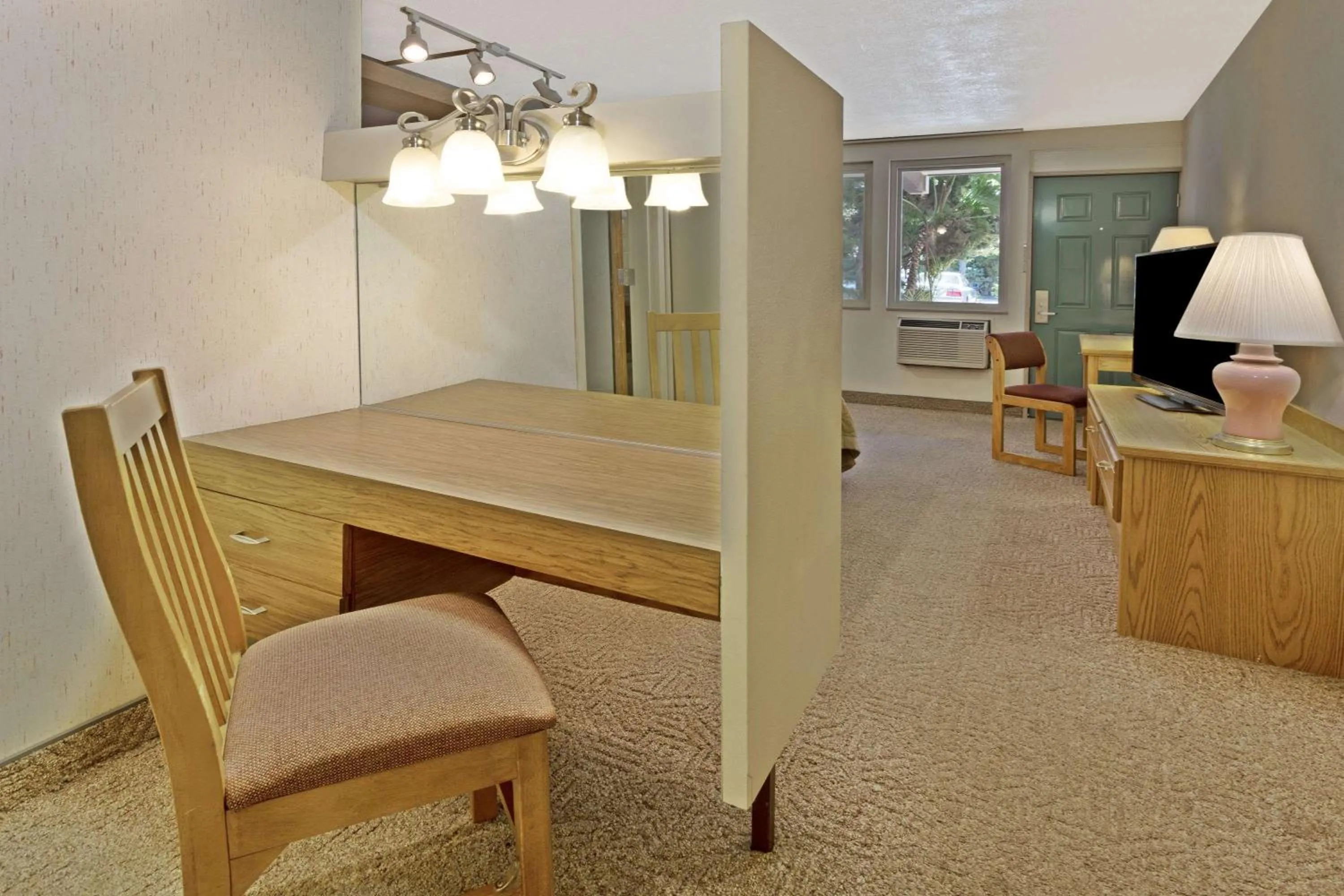 Deluxe King Suite in Costa Mesa Inn - Newport Beach Area