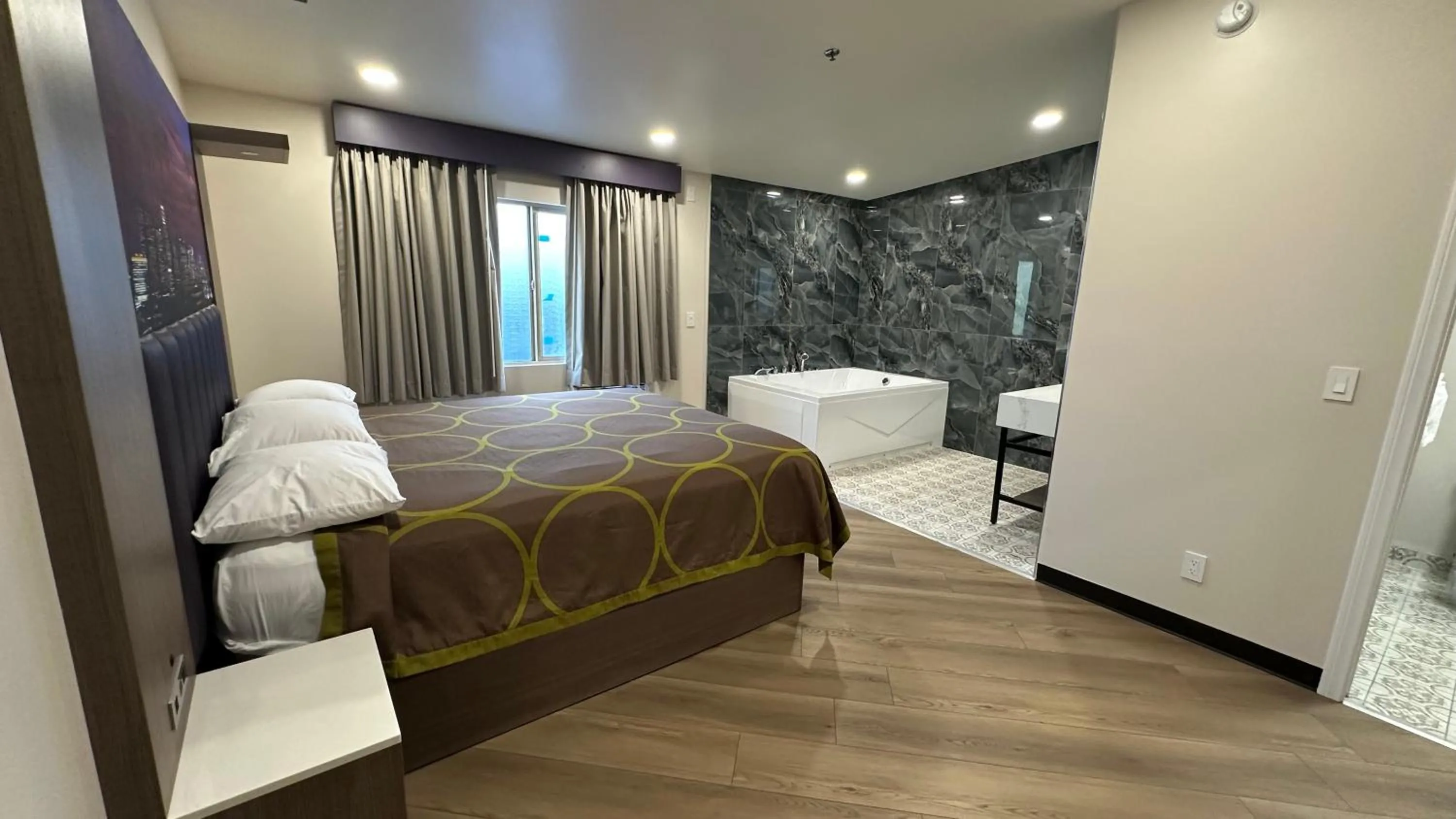 Bed in Costa Mesa Inn - Newport Beach Area