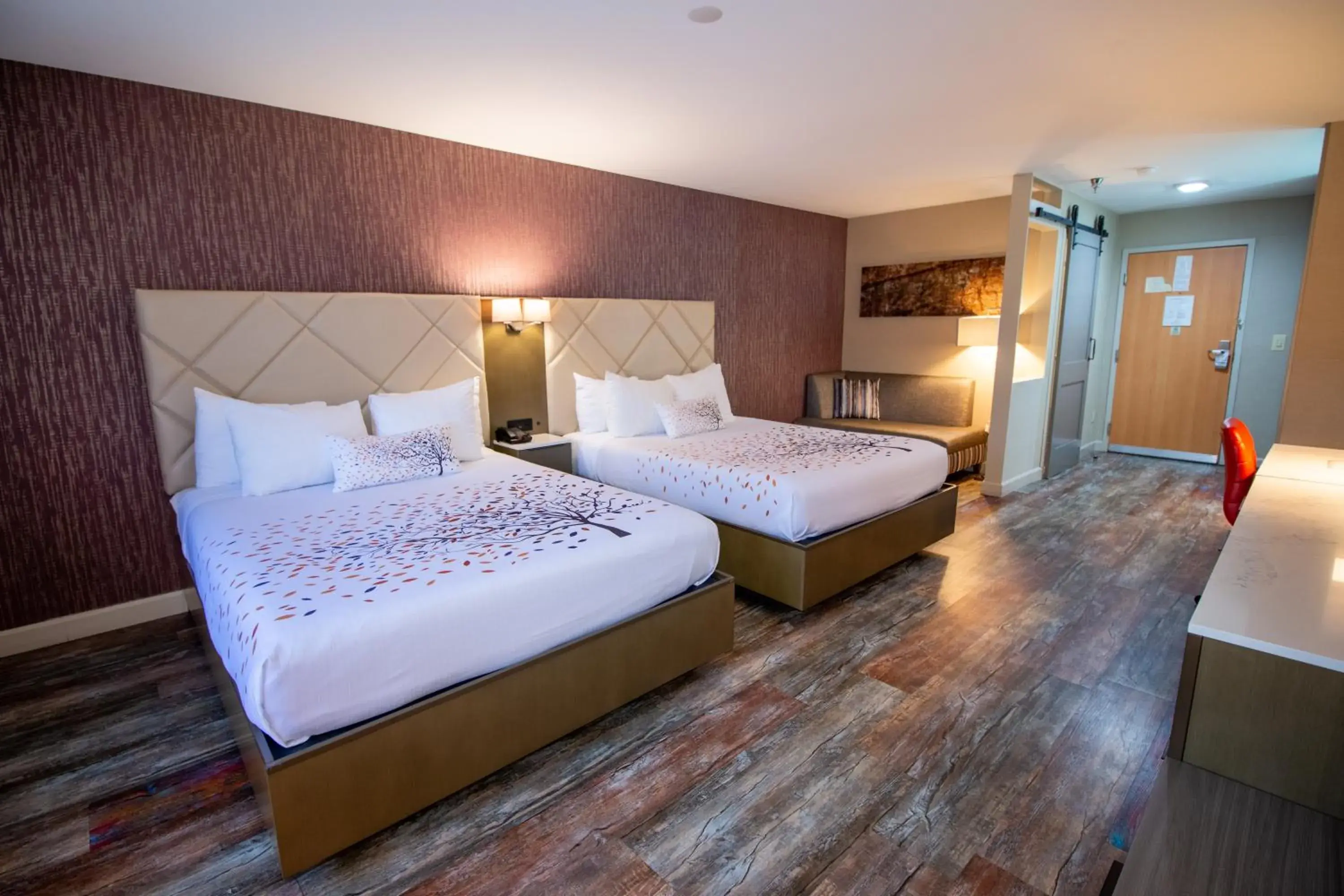 Queen Room with Two Queen Beds and Shower in Empeiria High Sierra Hotel Queen Room with Two Queen Beds and Shower in Empeiria High Sierra Hotel