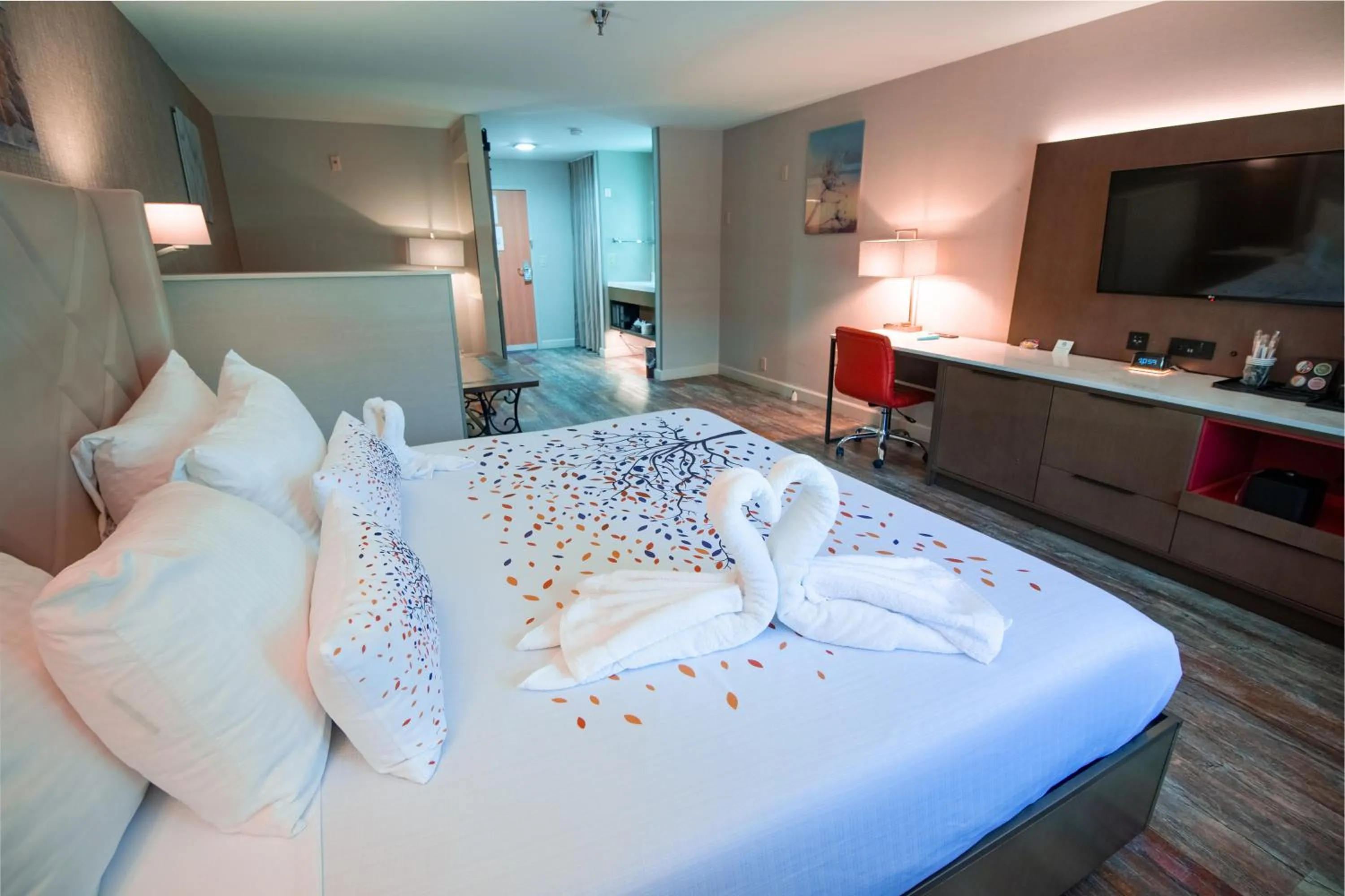 Photo of the whole room, Bed in Empeiria High Sierra Hotel