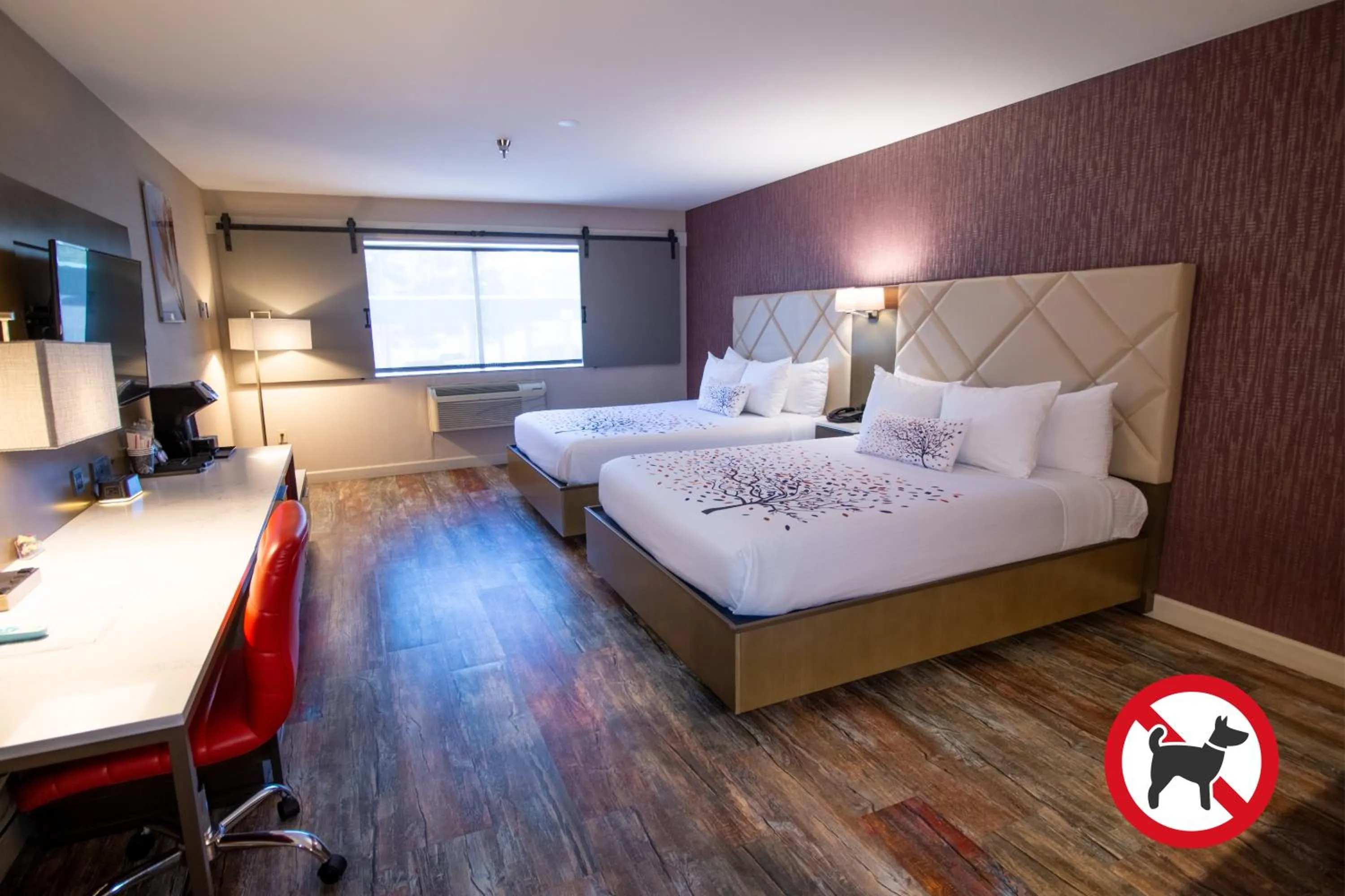 Bedroom, Bed in Empeiria High Sierra Hotel