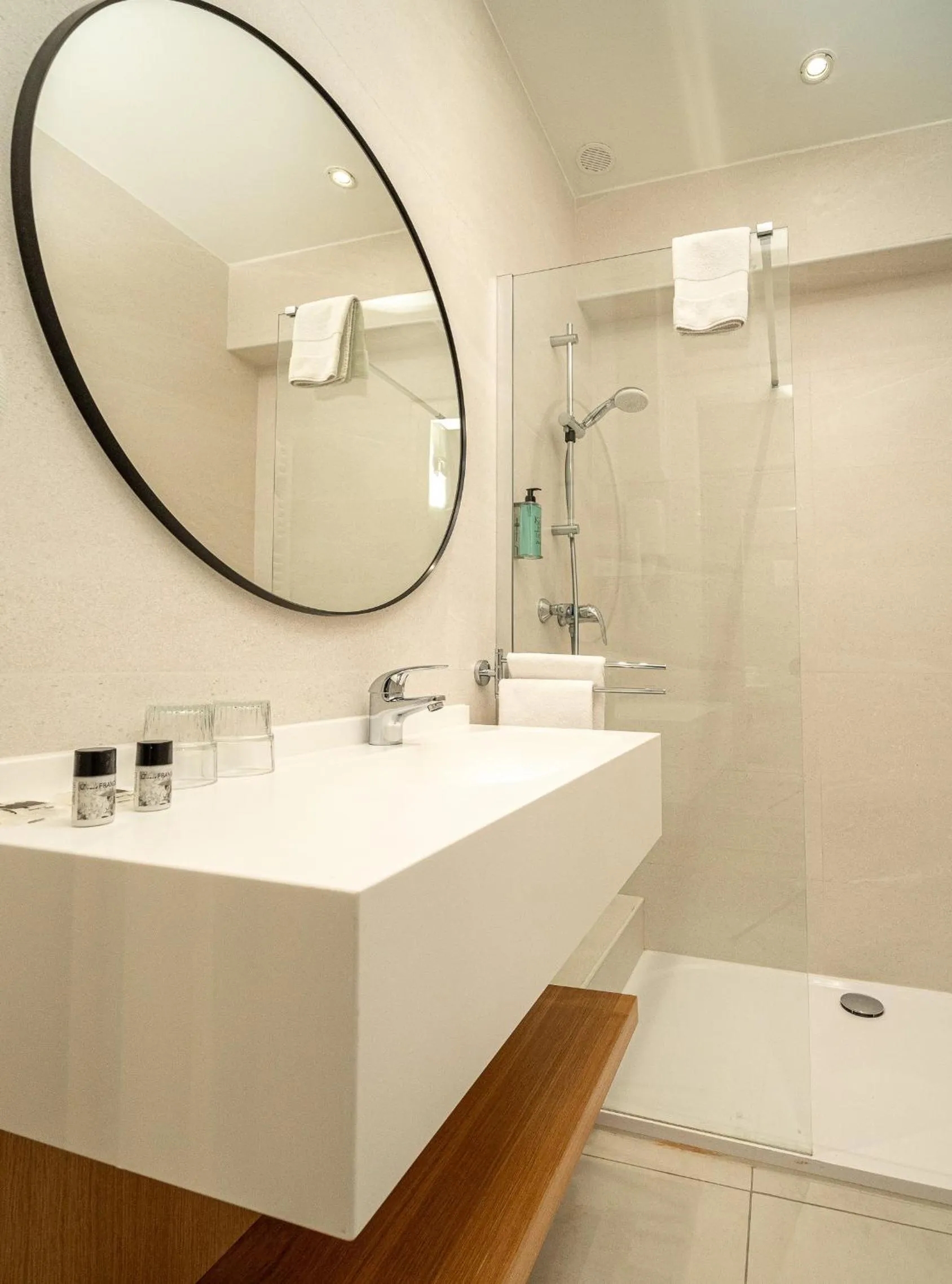 Shower in Hotel Boréal Nice