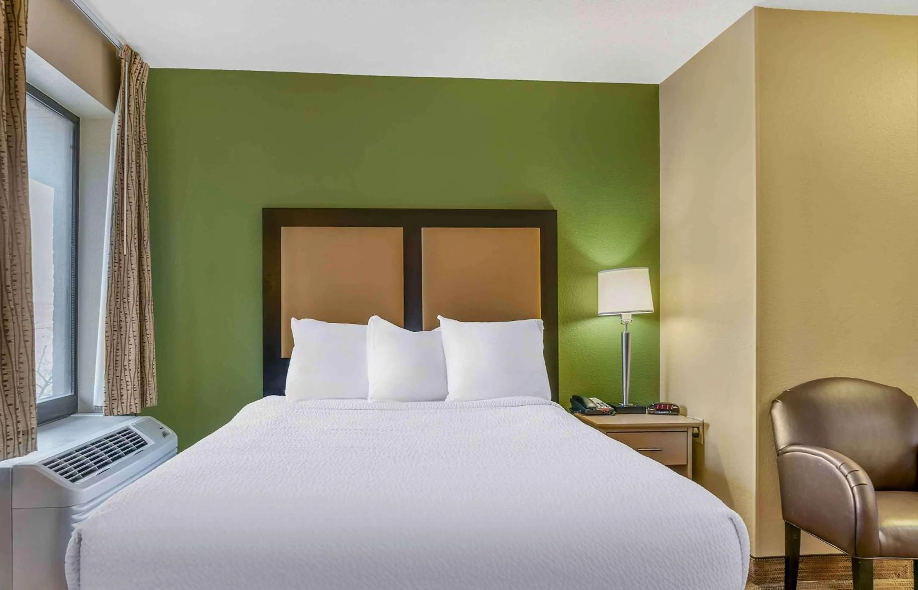Bedroom, Bed in Extended Stay America Select Suites - Detroit - Ann Arbor - University South