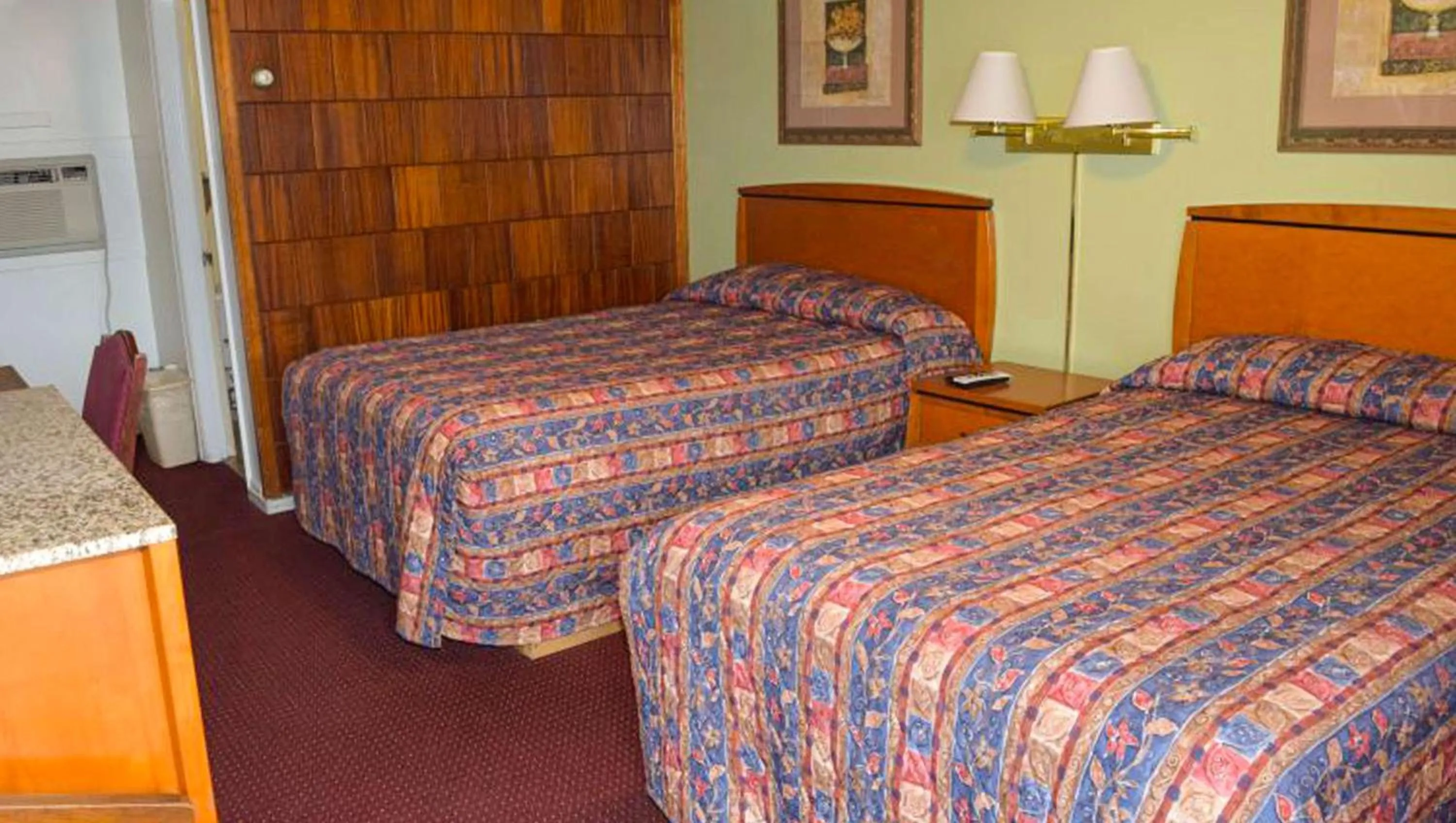Photo of the whole room, Bed in Relax Inn Bloomsburg