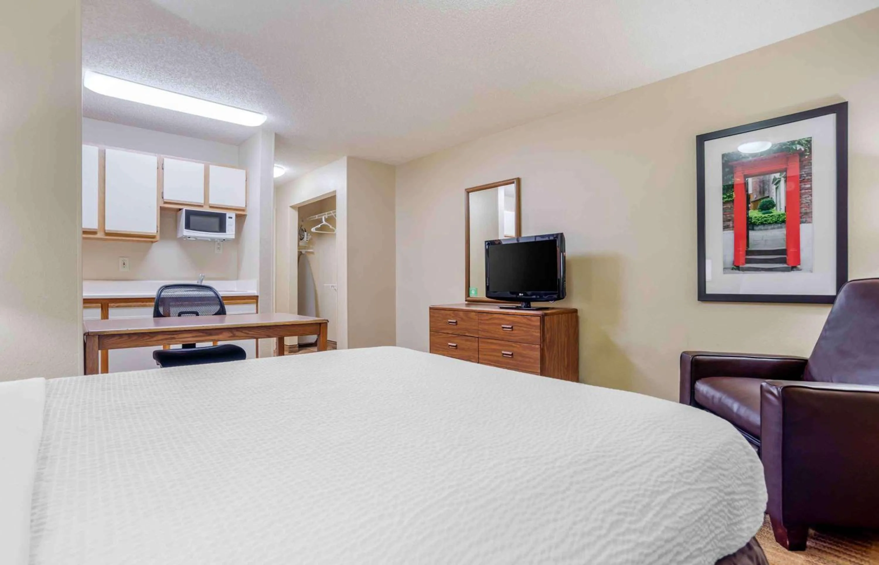 Bedroom, Bed in Extended Stay America Suites - Birmingham - Wildwood