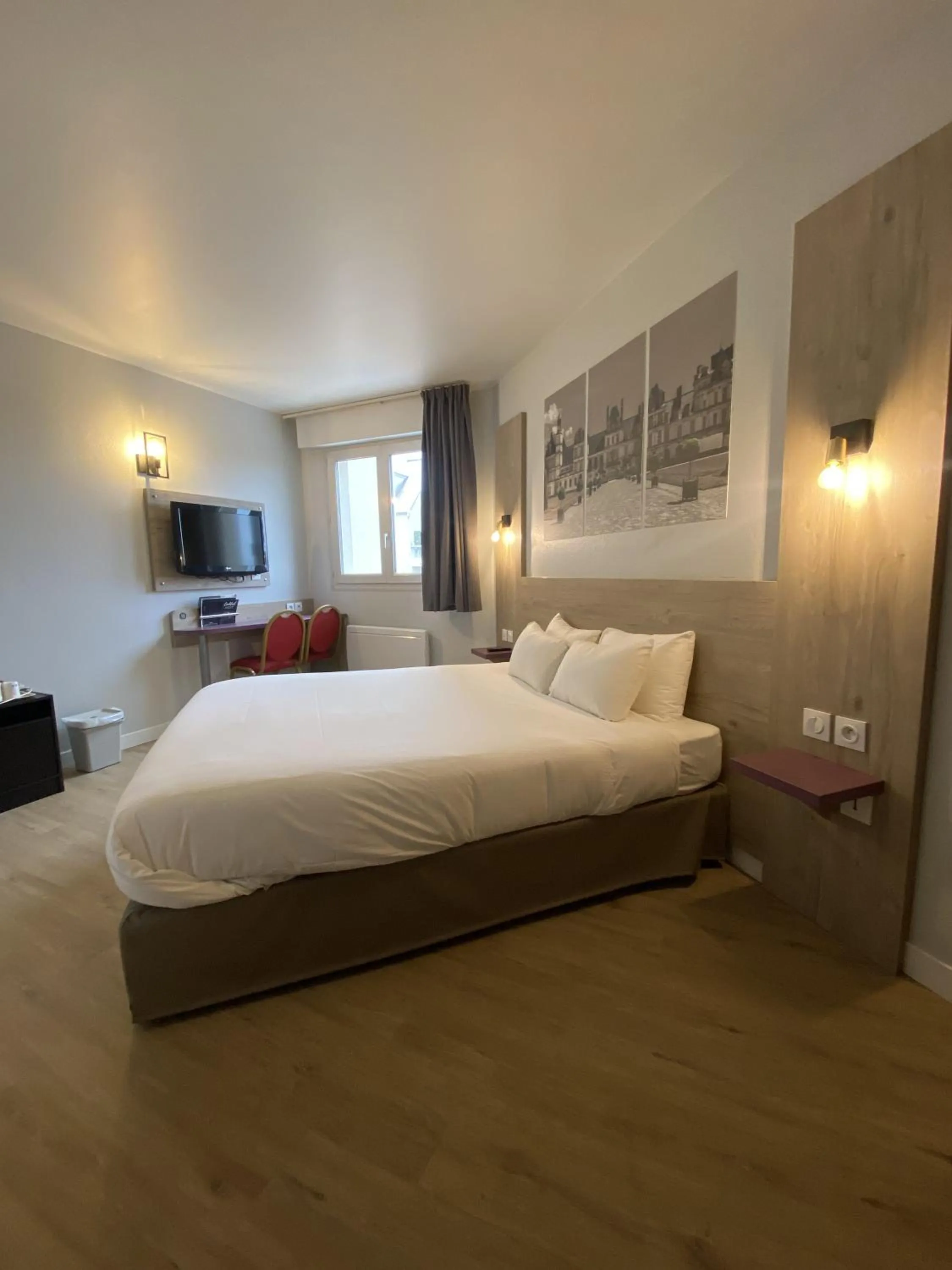 Property building, Bed in Kyriad Saint Fargeau Ponthierry - Apollonia