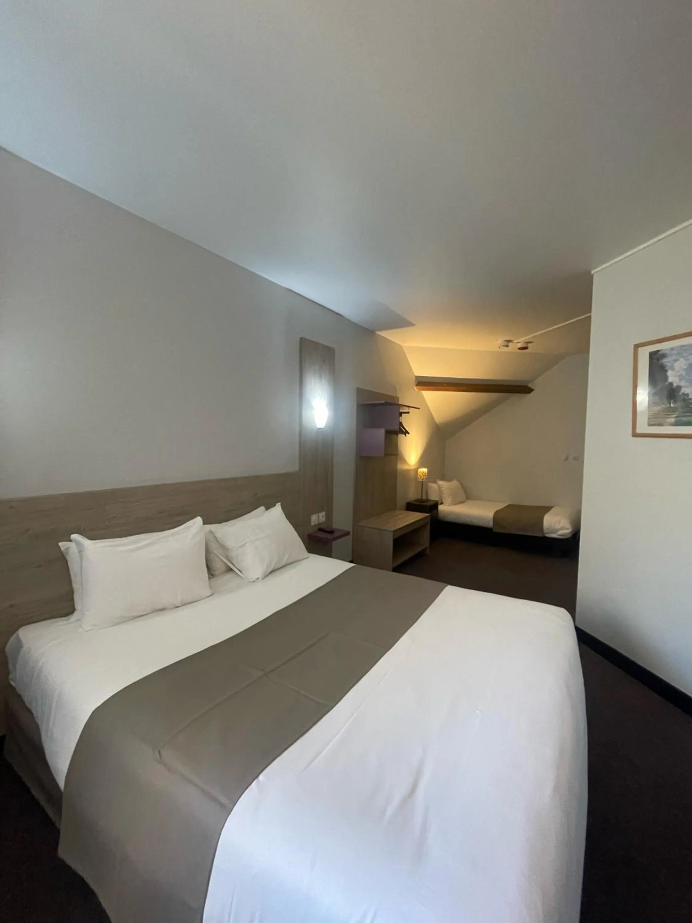 Property building, Bed in Kyriad Saint Fargeau Ponthierry - Apollonia