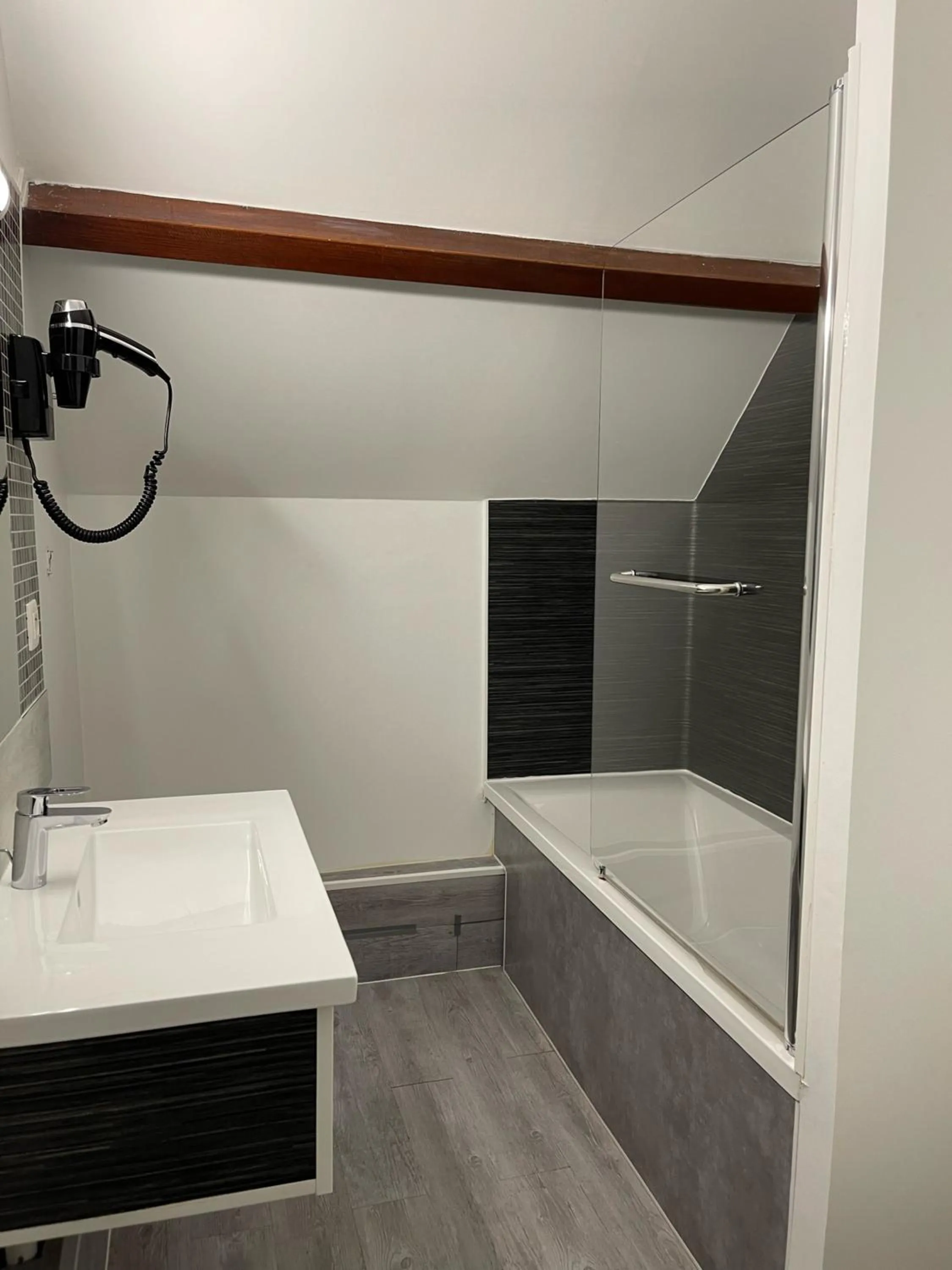 Bathroom in Kyriad Saint Fargeau Ponthierry - Apollonia