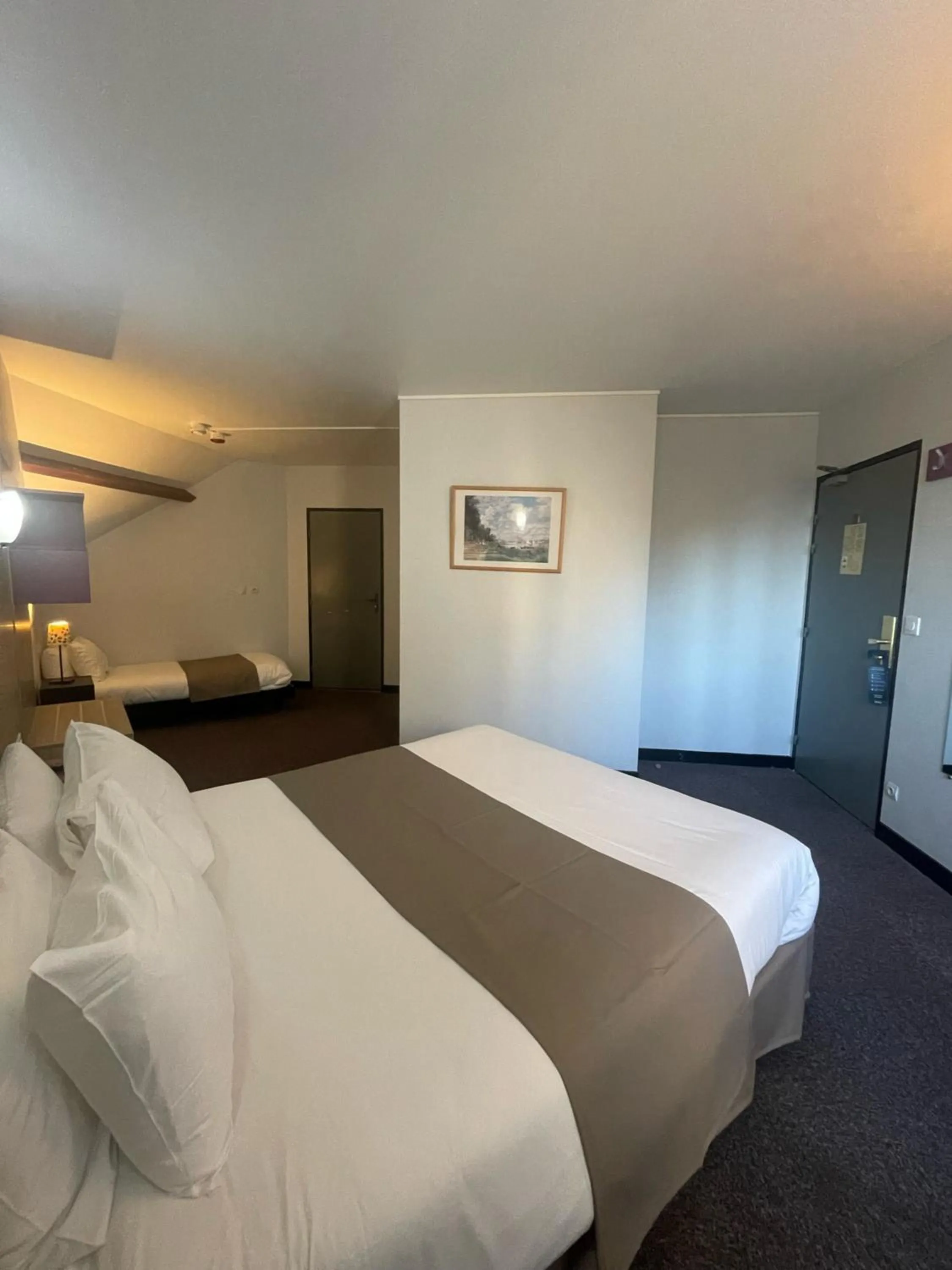 Shower, Bed in Kyriad Saint Fargeau Ponthierry - Apollonia