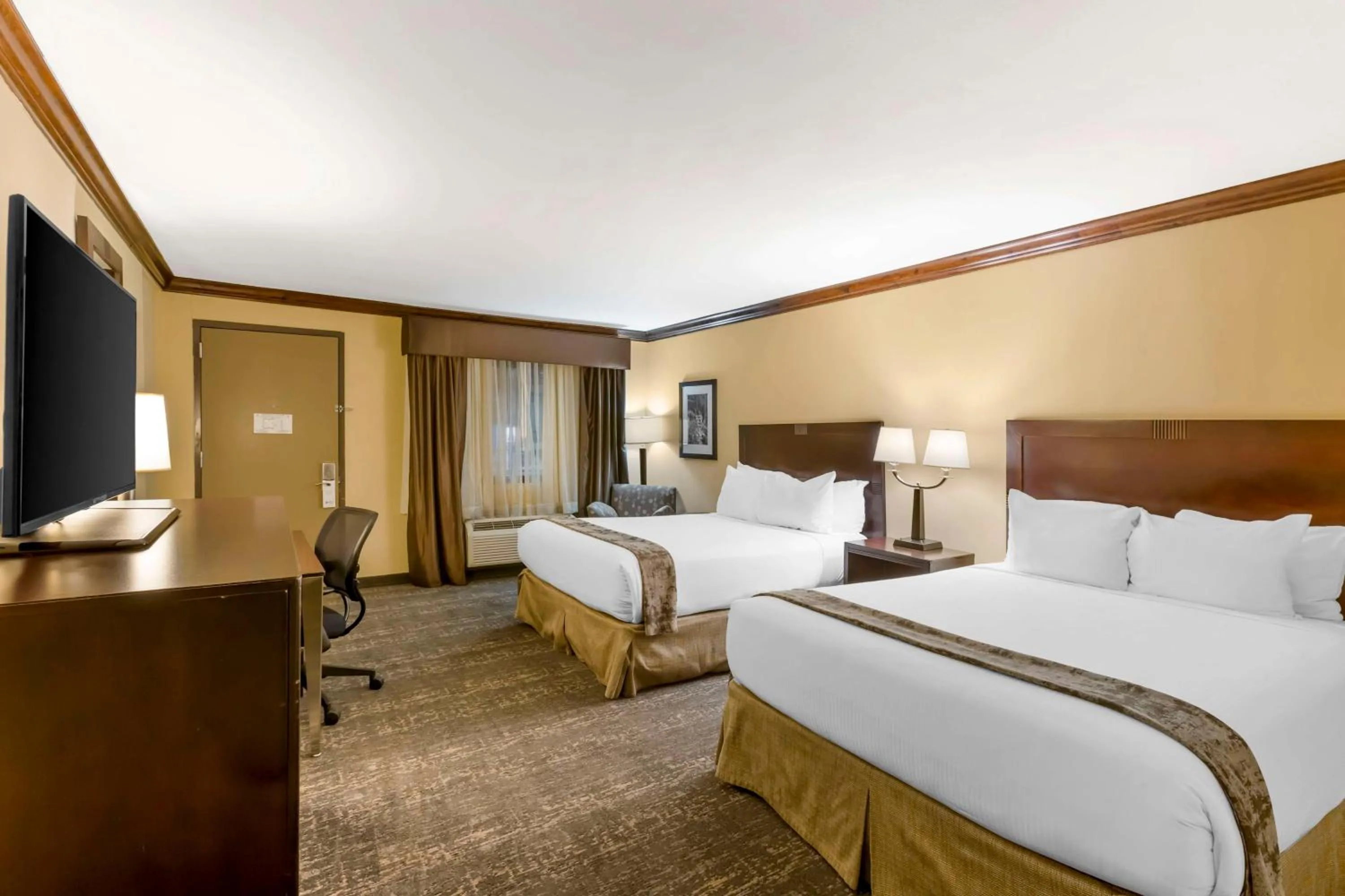 Bedroom, Bed in Best Western Plus Raton Hotel