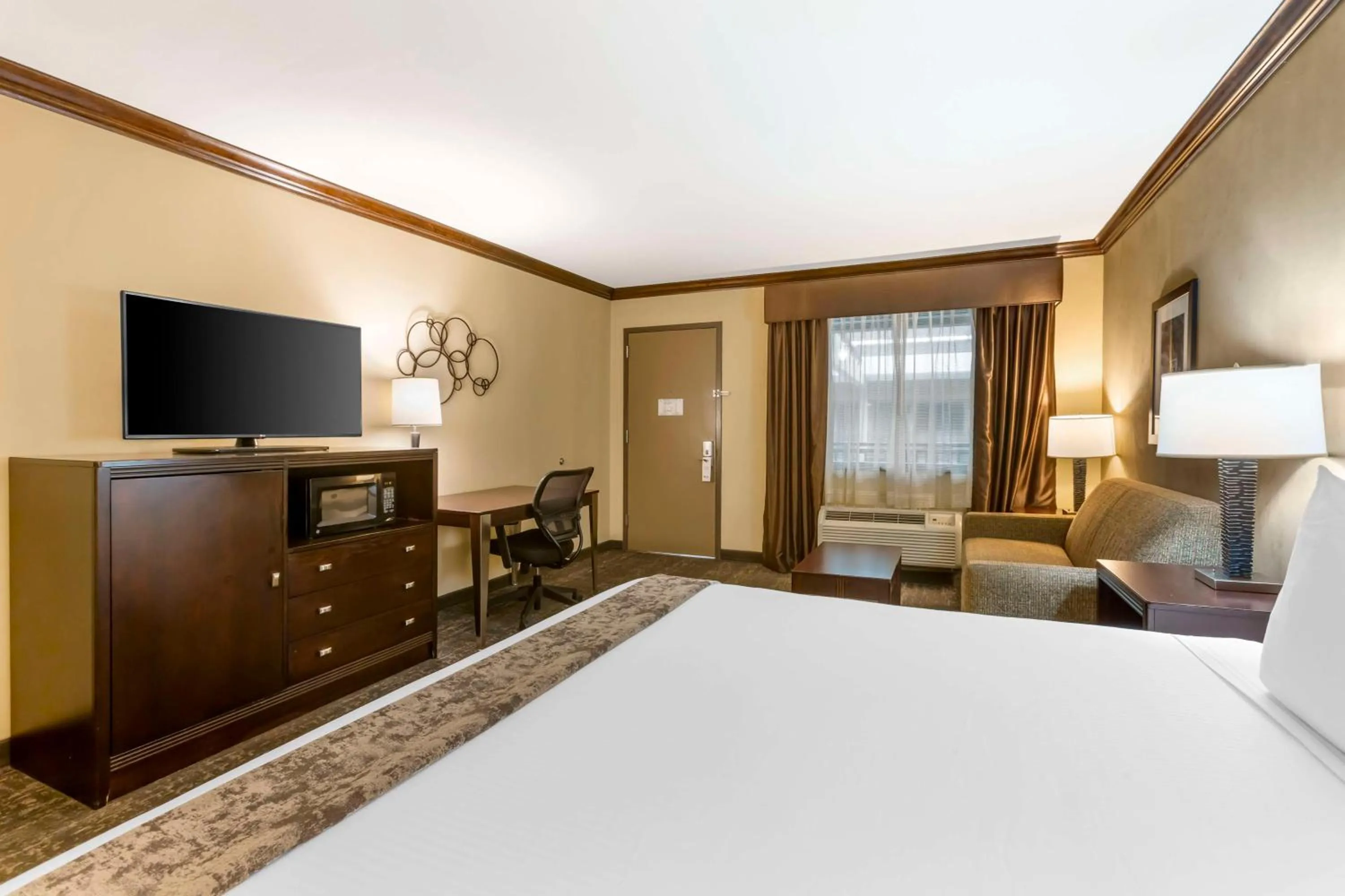 Bedroom, Bed in Best Western Plus Raton Hotel