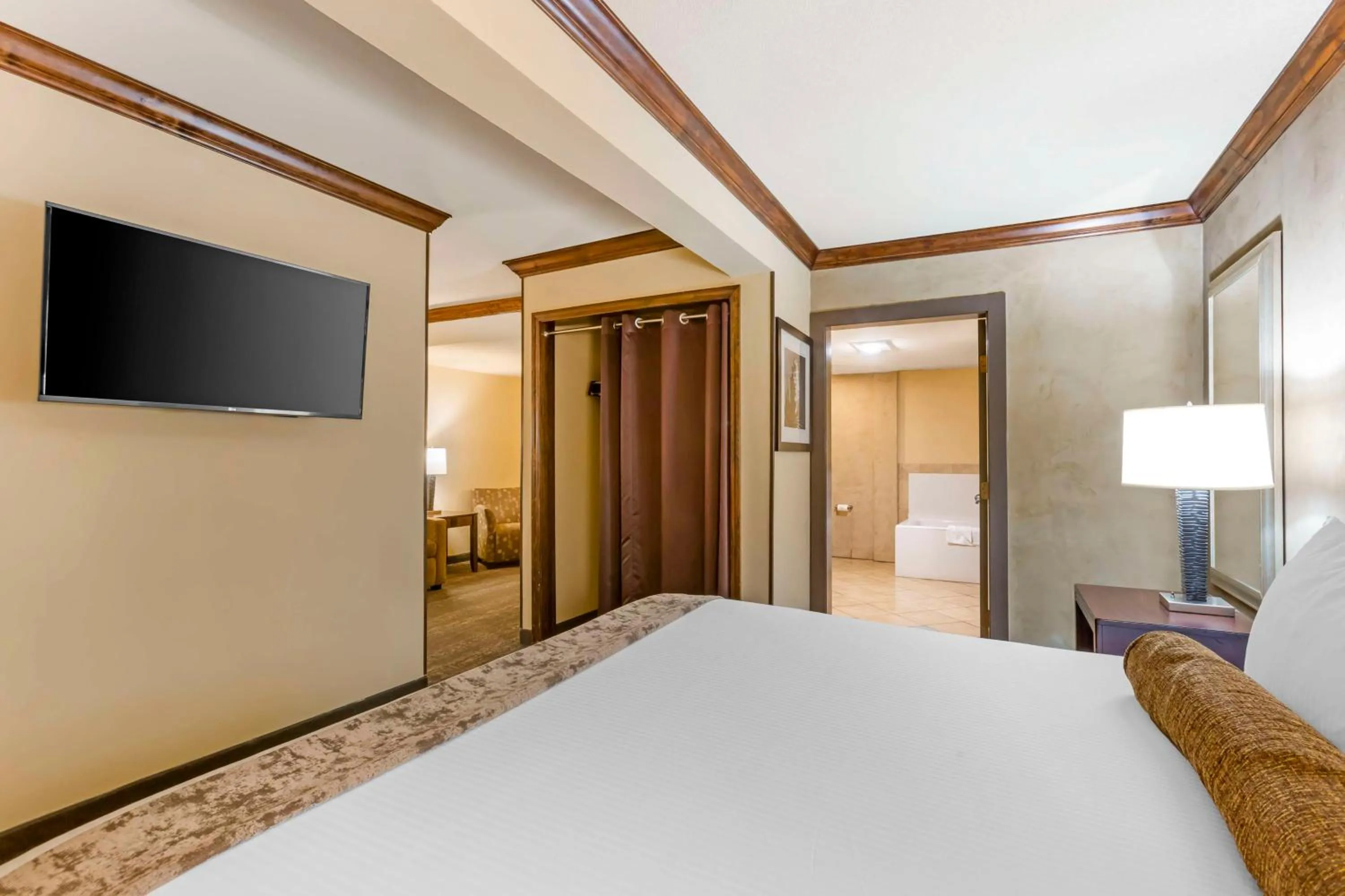 Bedroom, Bed in Best Western Plus Raton Hotel