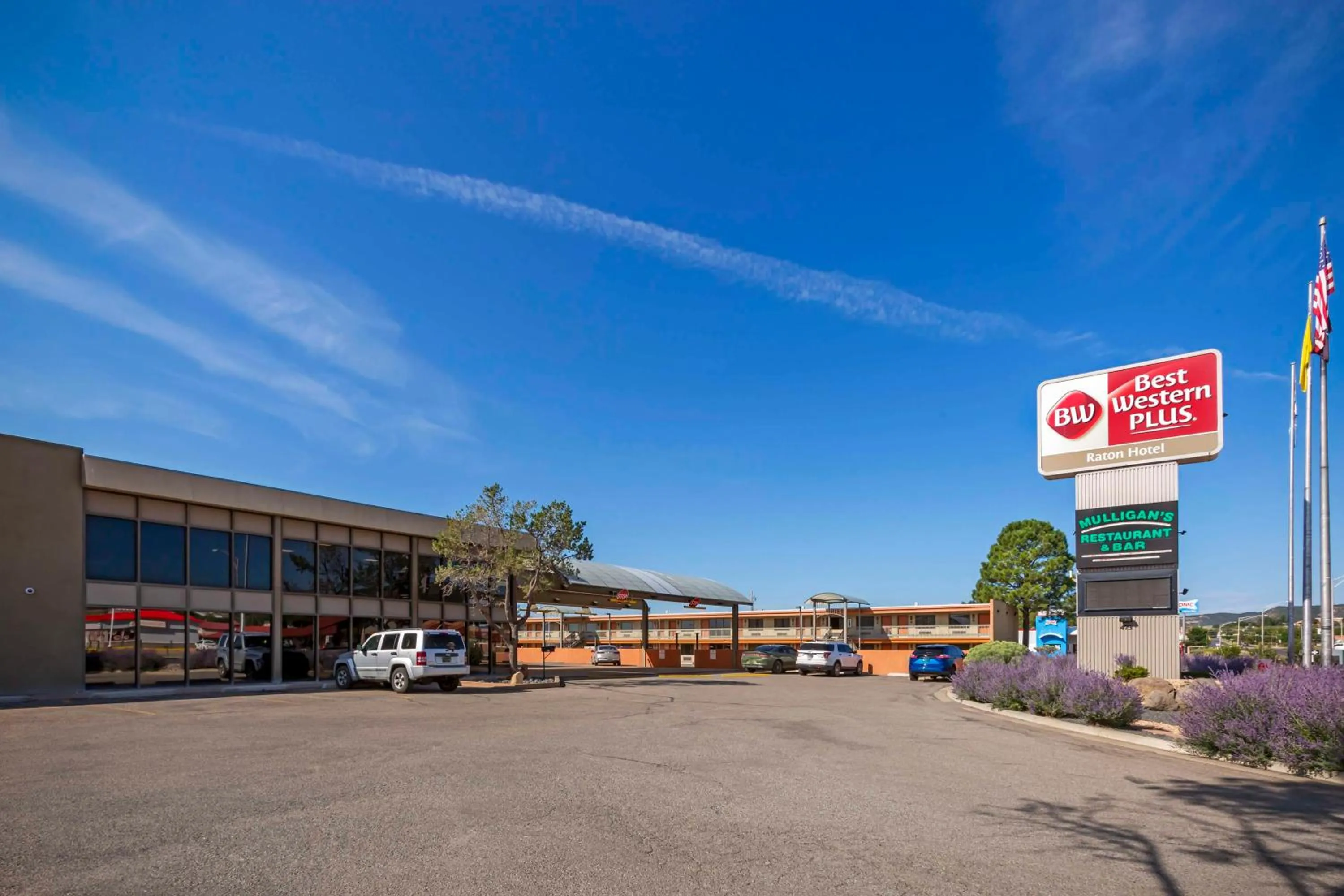 Property building in Best Western Plus Raton Hotel