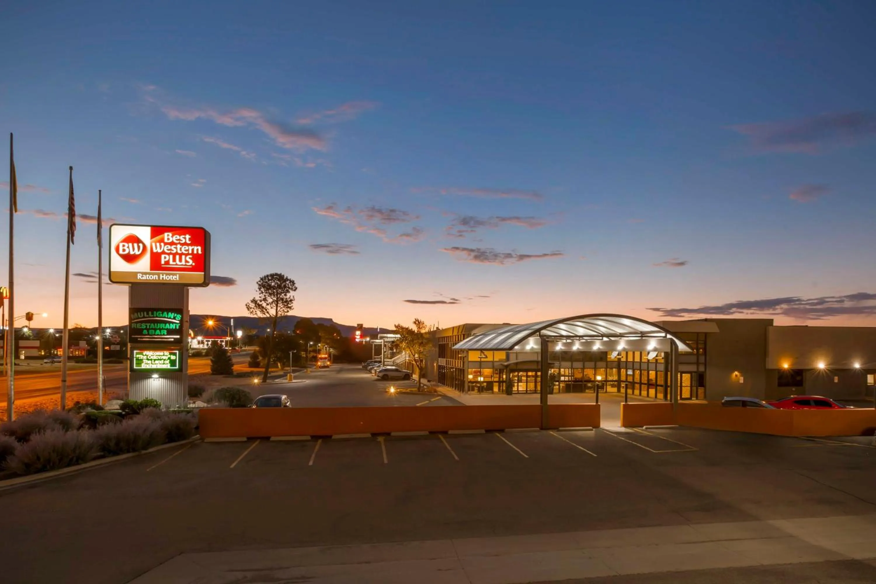 Property building in Best Western Plus Raton Hotel